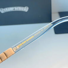 Chrome Hearts克罗心 银饰交织,复刻经典。克罗心标志性雕花,糅合方框利落线条,平衡轻奢质感与 Chrome Hearts克罗心 银饰交织,复刻经典。克罗心标志性雕花,糅合方框利落线条,平衡轻奢质感与