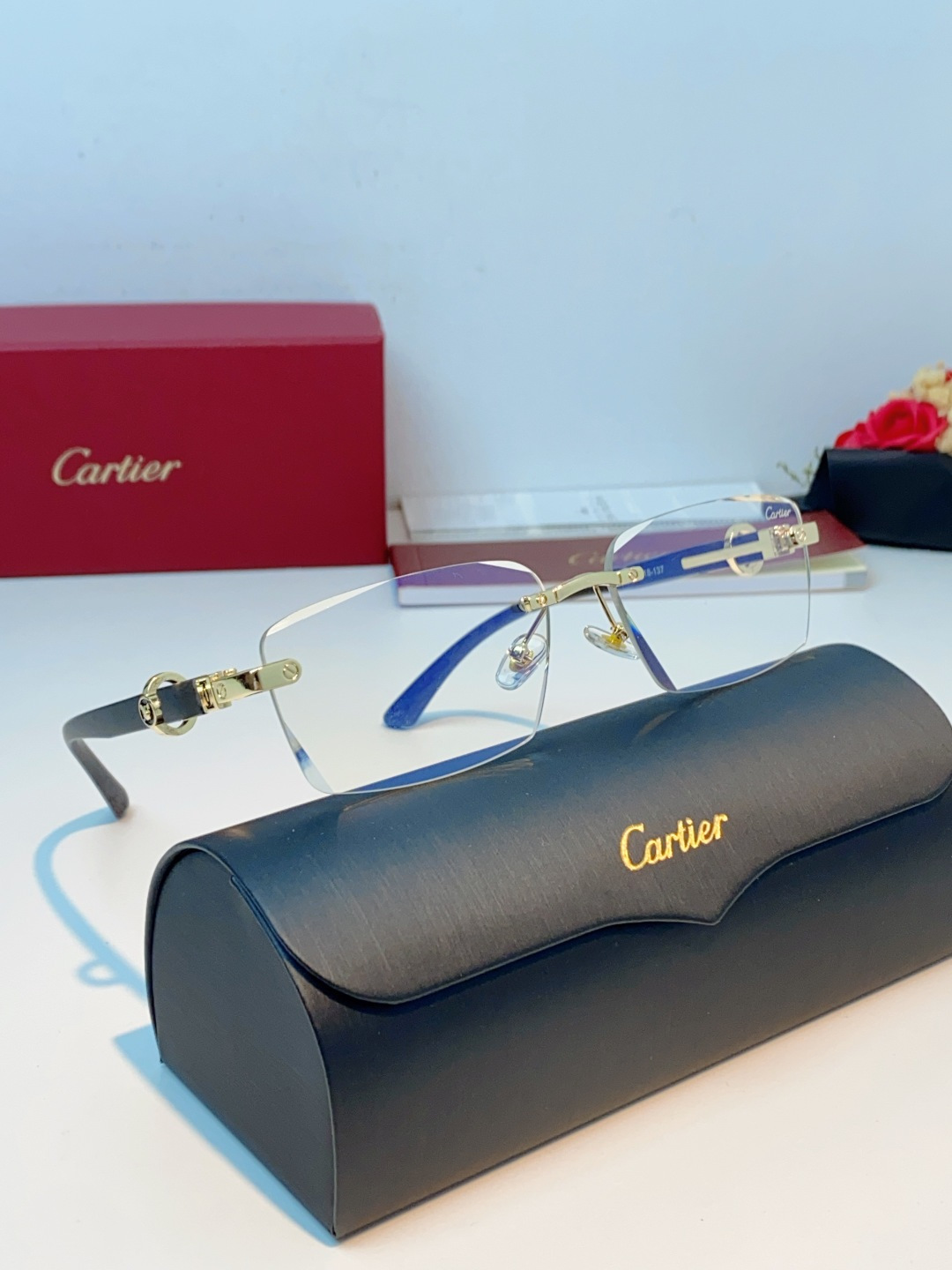 Cartier卡地亚 2026新款夏季风｜金饰木纹无框太阳镜。标志性金饰锁扣细节，搭配天然质感木纹镜腿，