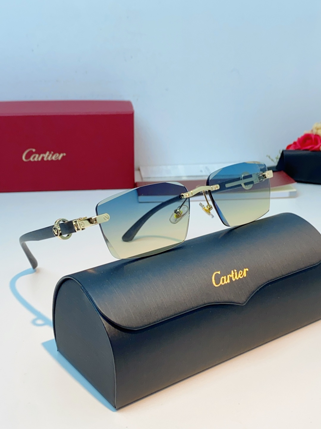 Cartier卡地亚 2026新款夏季风｜金饰木纹无框太阳镜。标志性金饰锁扣细节，搭配天然质感木纹镜腿，