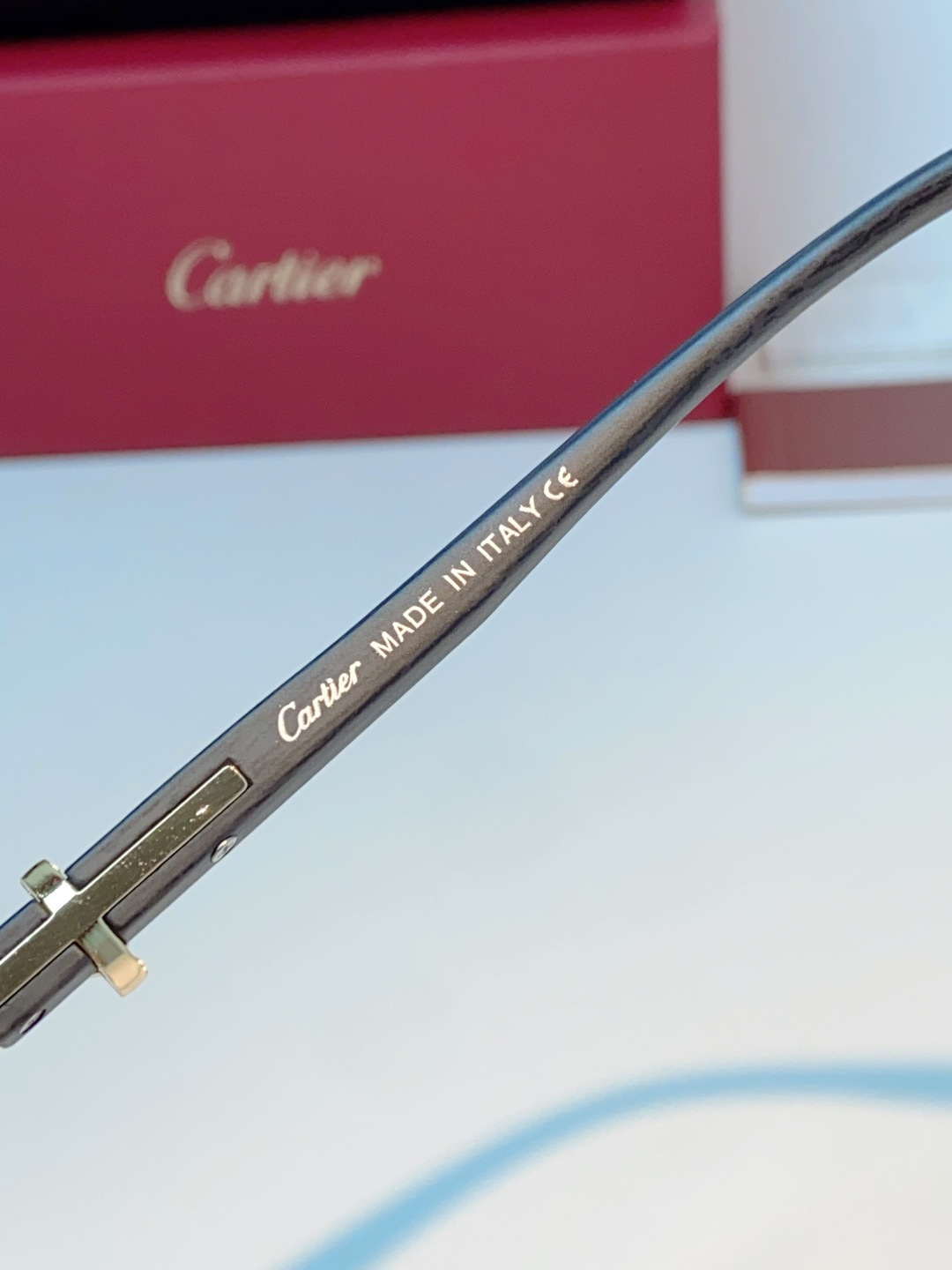 Cartier卡地亚 2026新款夏季风｜金饰木纹无框太阳镜。标志性金饰锁扣细节，搭配天然质感木纹镜腿，