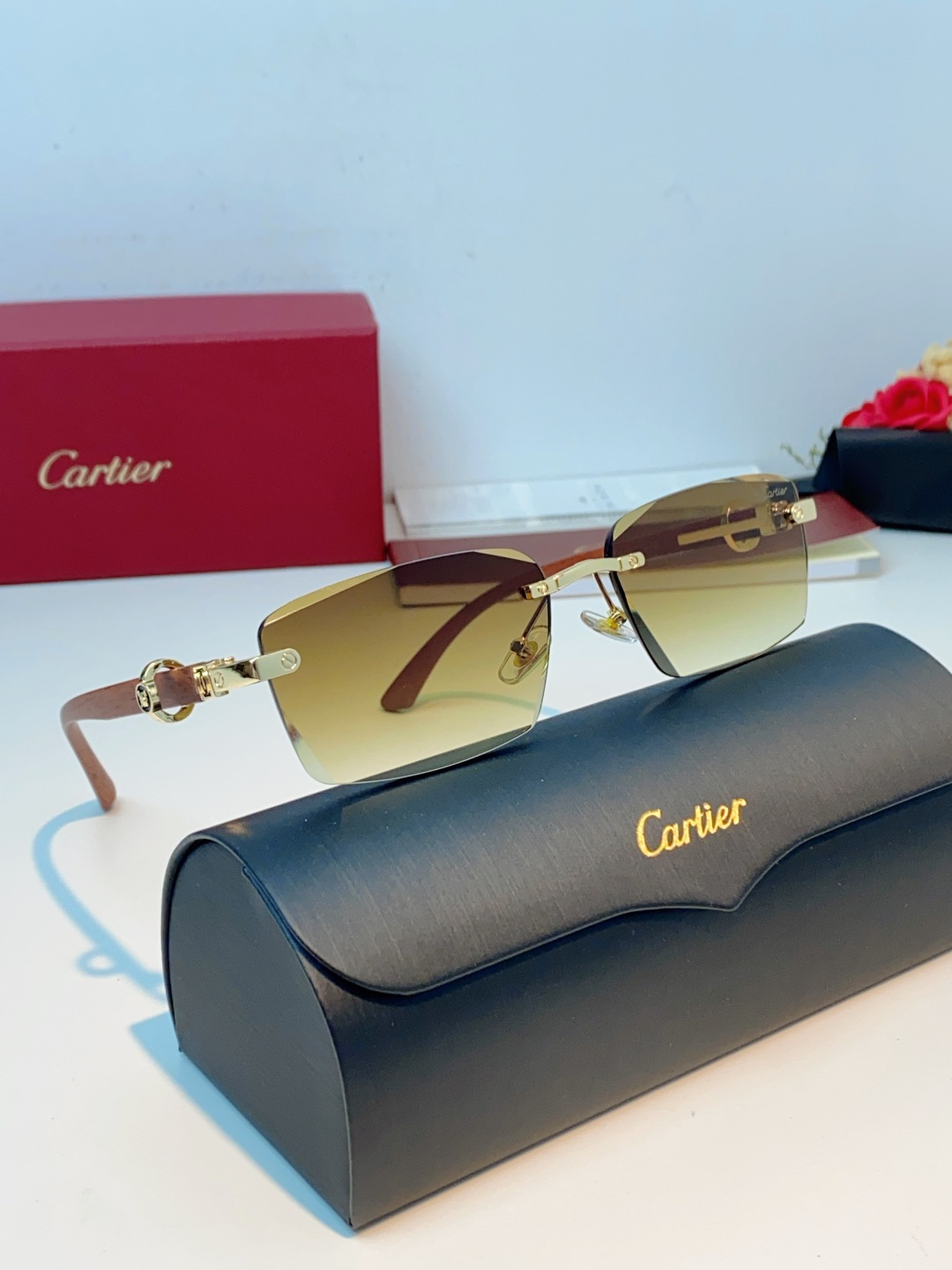 Cartier卡地亚 2026新款夏季风｜金饰木纹无框太阳镜。标志性金饰锁扣细节，搭配天然质感木纹镜腿，
