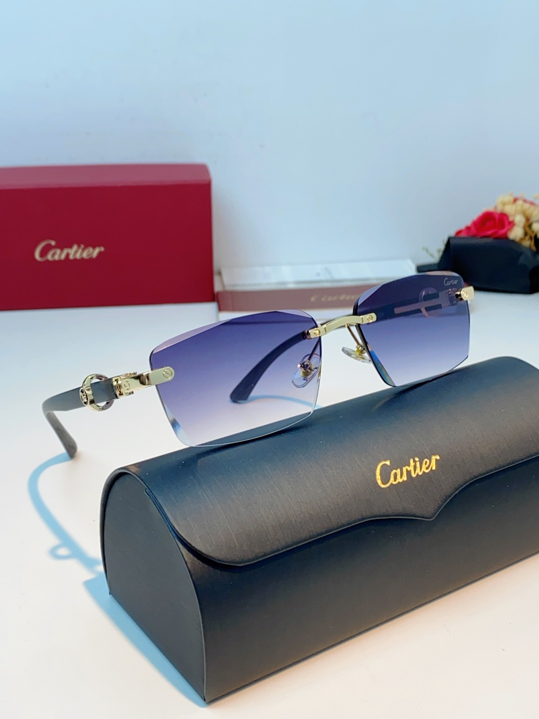 Cartier卡地亚 2026新款夏季风｜金饰木纹无框太阳镜。标志性金饰锁扣细节，搭配天然质感木纹镜腿，
