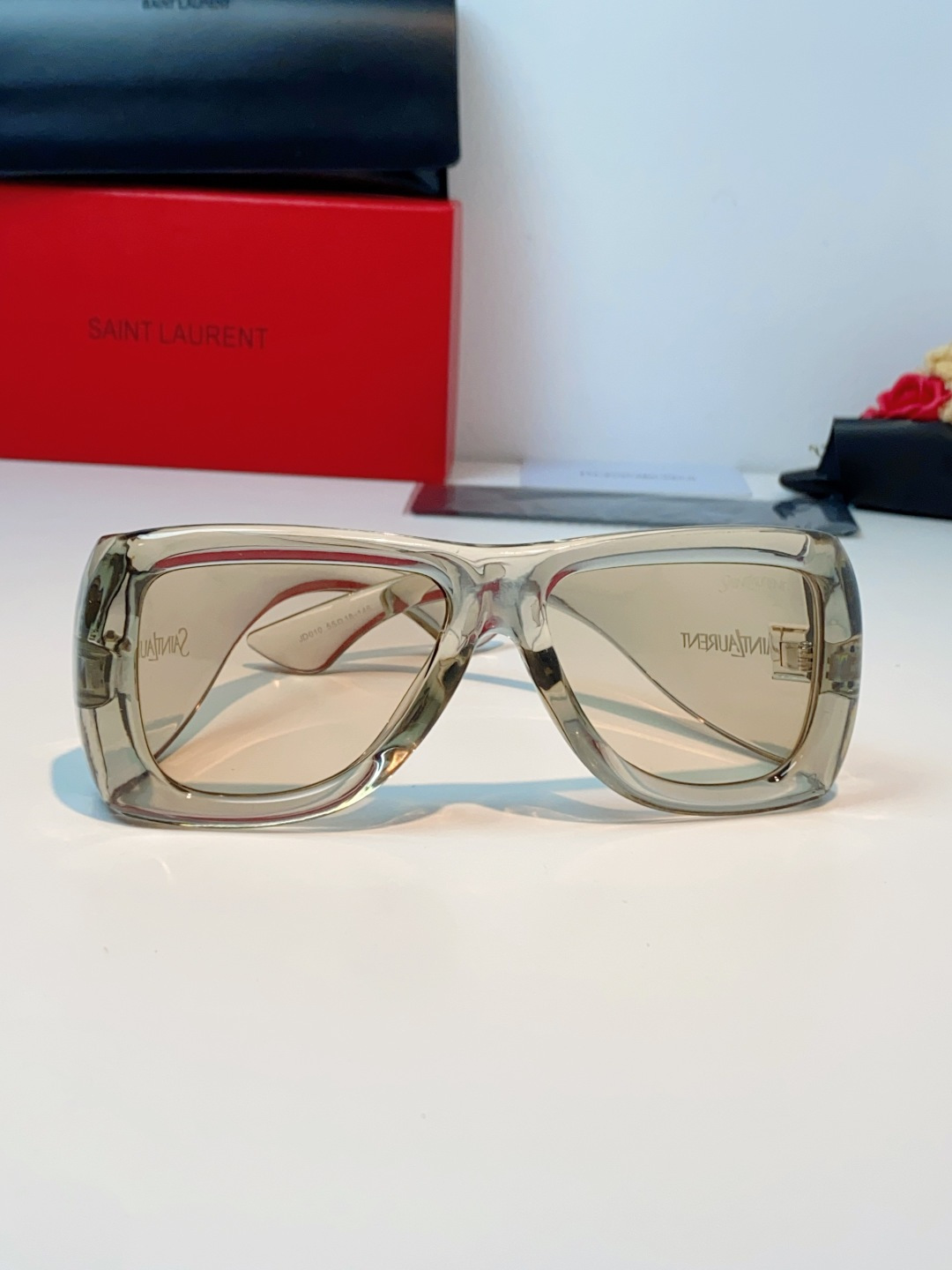 Saint Laurent YSL圣罗兰 谁懂啊！这副YSL风墨镜直接把复古街头感焊在脸上了😭宽边包裹的