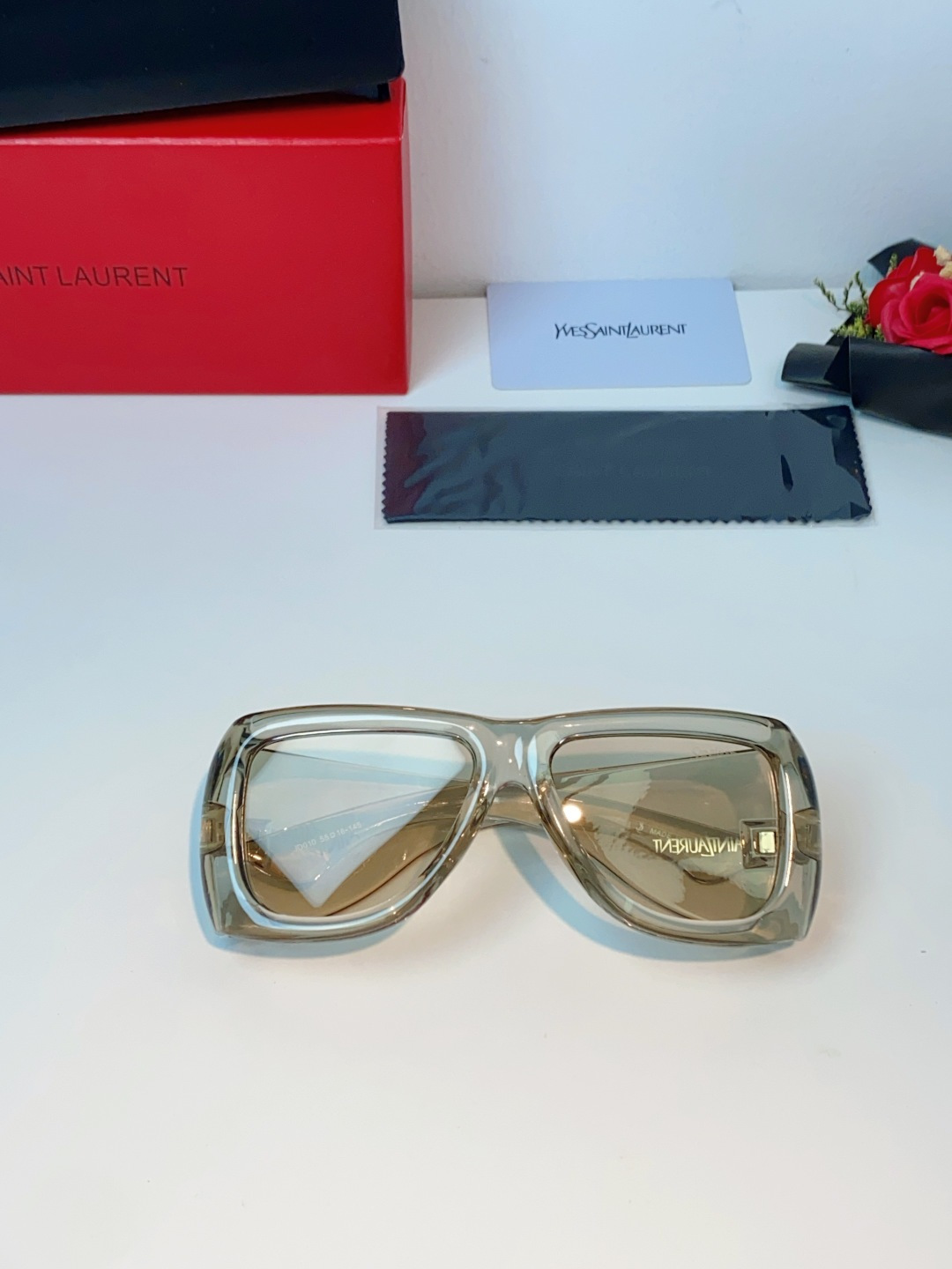 Saint Laurent YSL圣罗兰 谁懂啊！这副YSL风墨镜直接把复古街头感焊在脸上了😭宽边包裹的