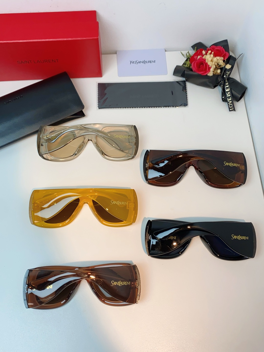 Saint Laurent YSL圣罗兰 谁懂啊！这副YSL风墨镜直接把复古街头感焊在脸上了😭宽边包裹的
