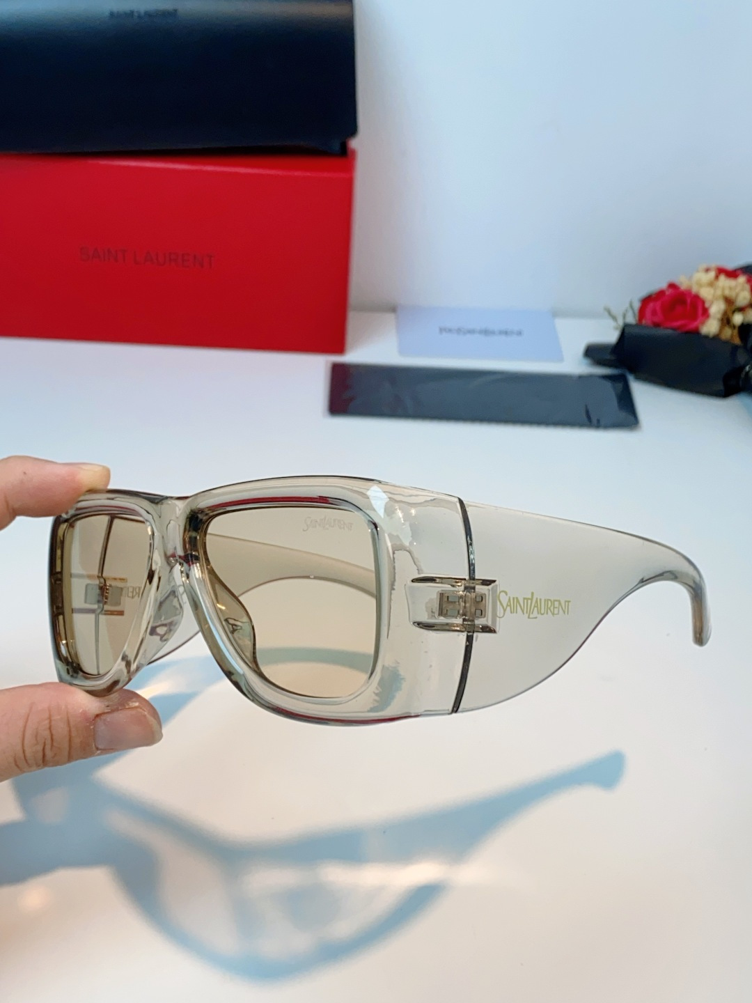 Saint Laurent YSL圣罗兰 谁懂啊！这副YSL风墨镜直接把复古街头感焊在脸上了😭宽边包裹的