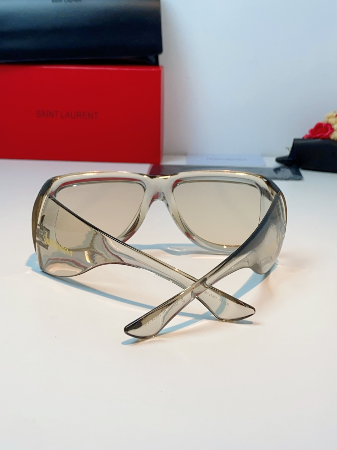 Saint Laurent YSL圣罗兰 谁懂啊！这副YSL风墨镜直接把复古街头感焊在脸上了😭宽边包裹的