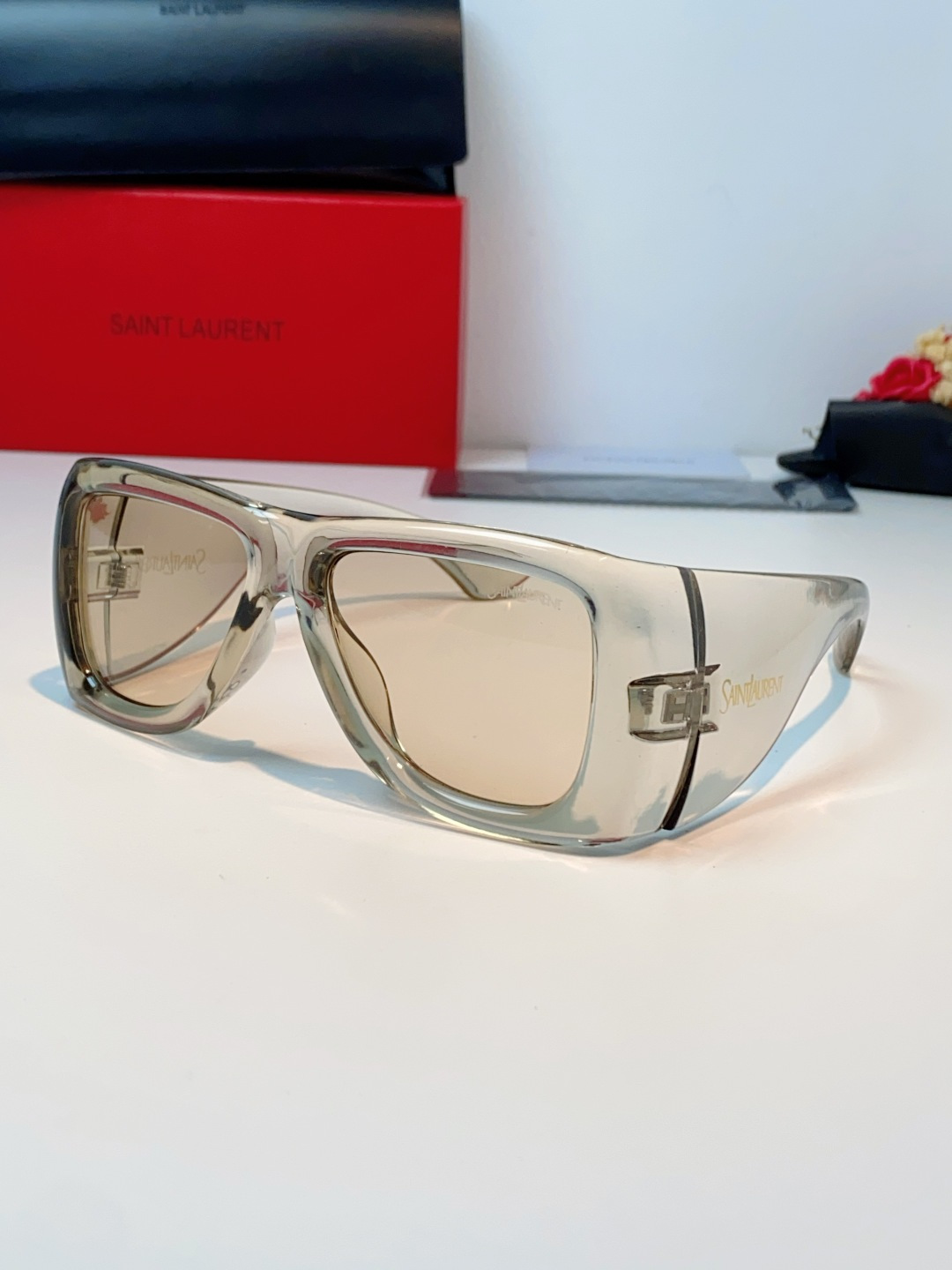 Saint Laurent YSL圣罗兰 谁懂啊！这副YSL风墨镜直接把复古街头感焊在脸上了😭宽边包裹的