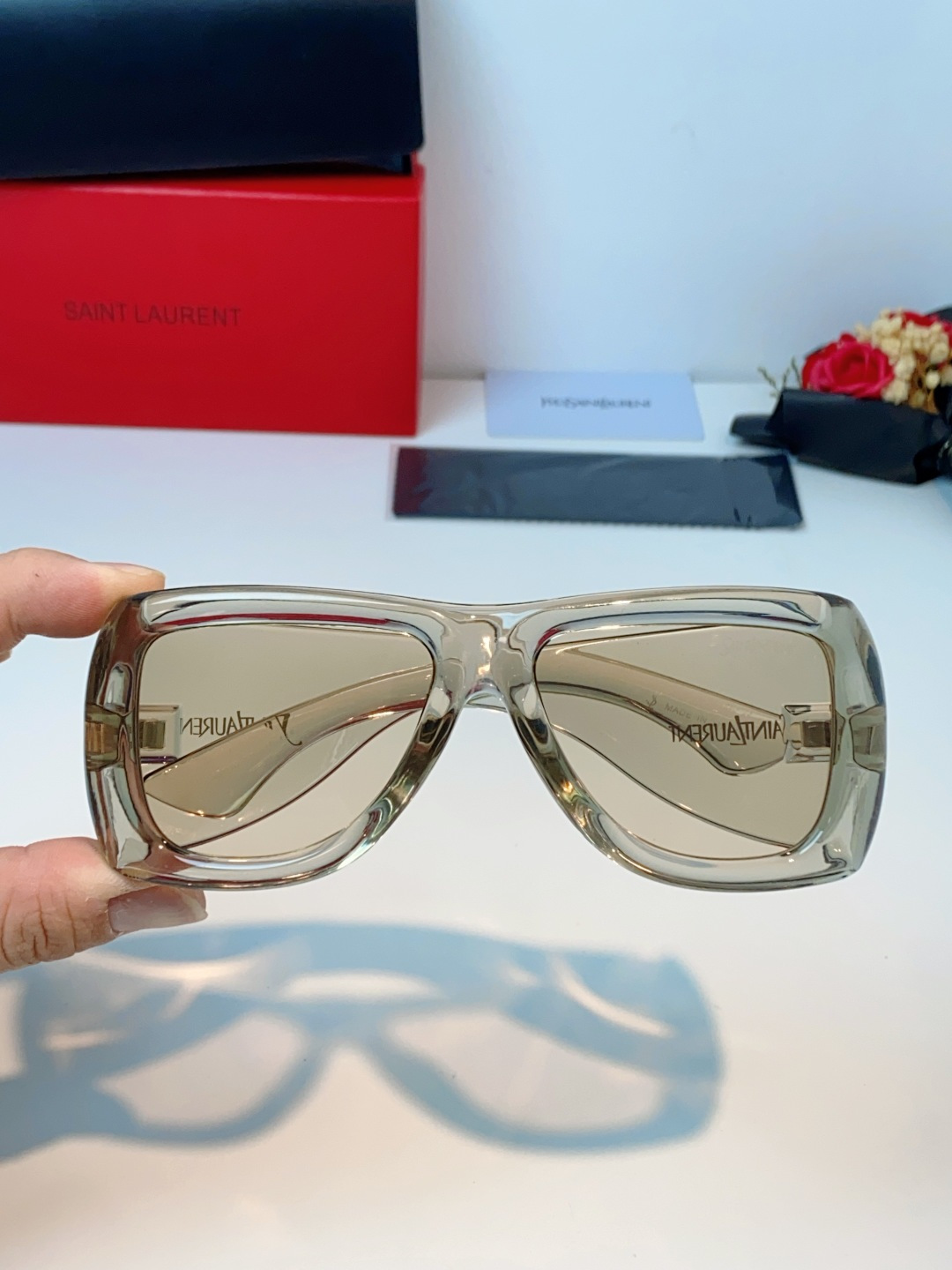 Saint Laurent YSL圣罗兰 谁懂啊！这副YSL风墨镜直接把复古街头感焊在脸上了😭宽边包裹的