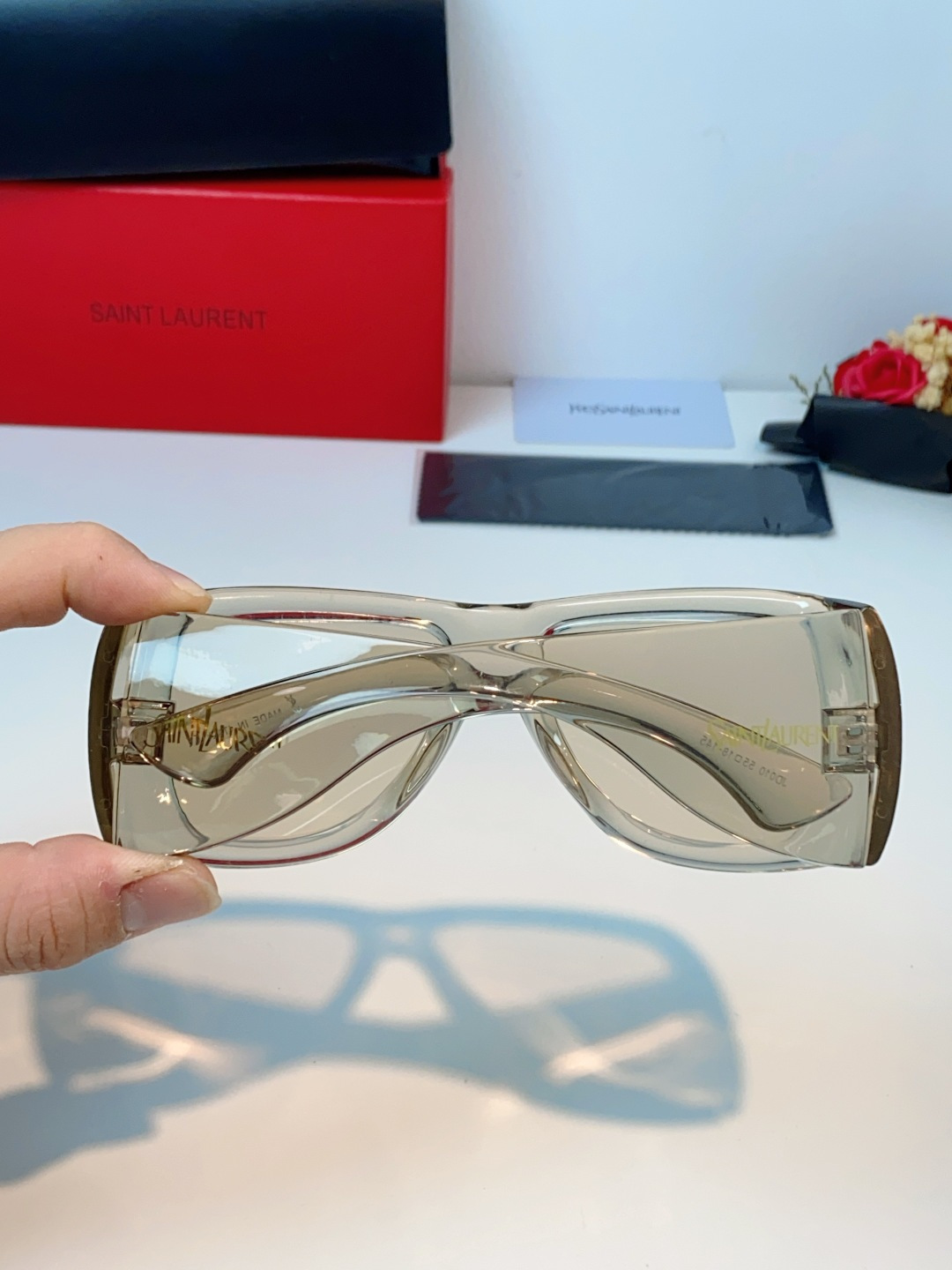 Saint Laurent YSL圣罗兰 谁懂啊！这副YSL风墨镜直接把复古街头感焊在脸上了😭宽边包裹的