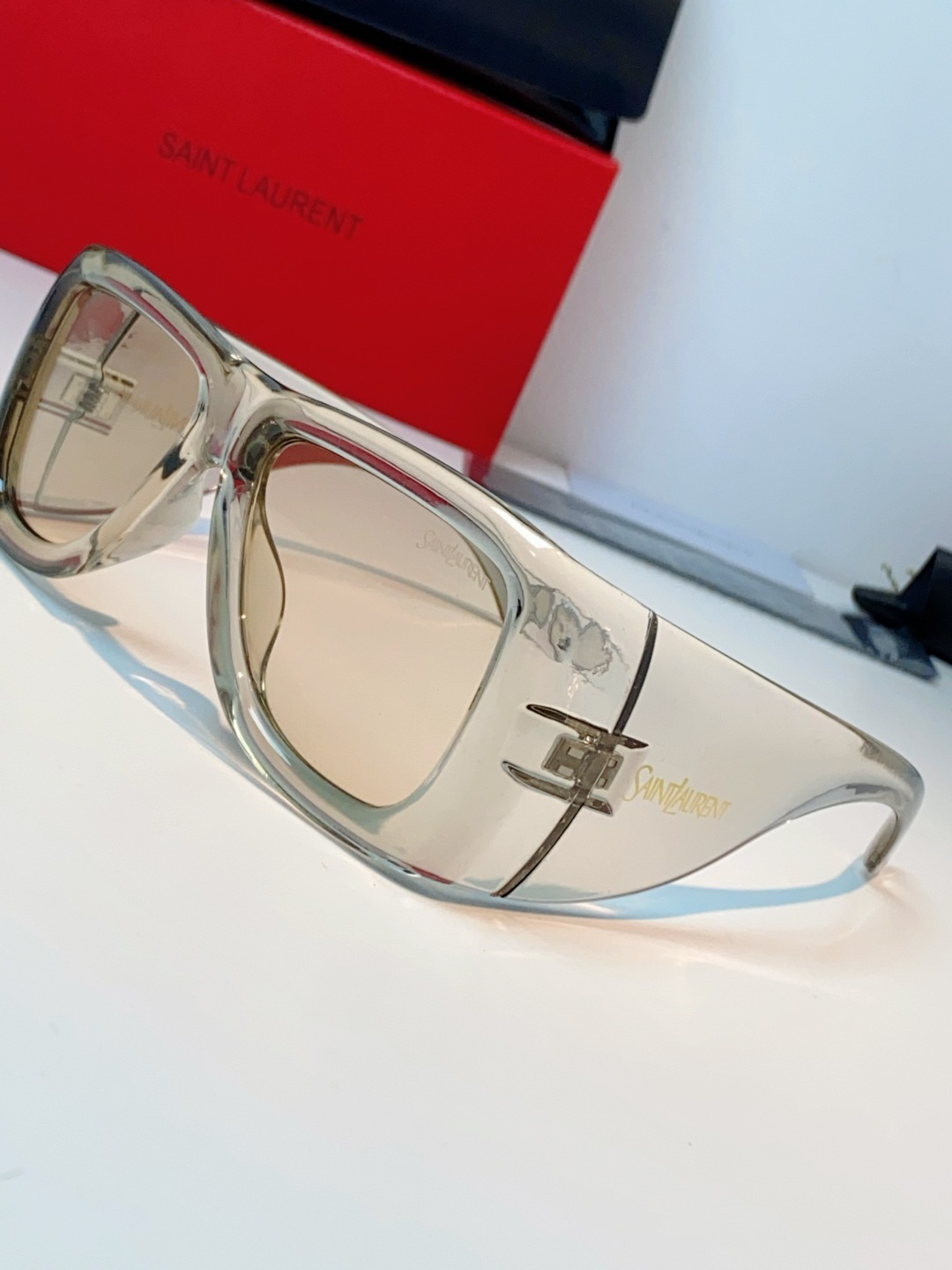 Saint Laurent YSL圣罗兰 谁懂啊！这副YSL风墨镜直接把复古街头感焊在脸上了😭宽边包裹的
