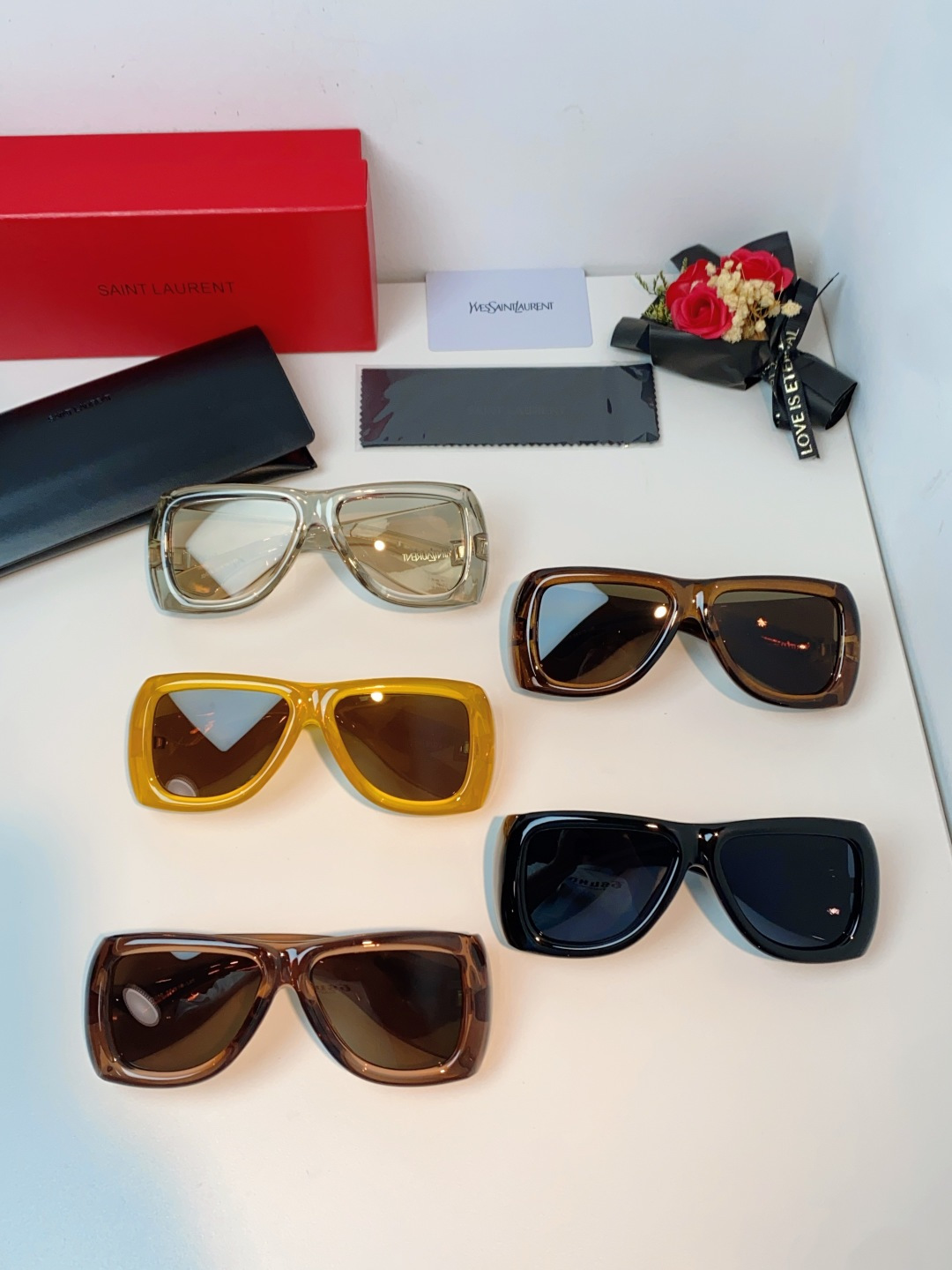Saint Laurent YSL圣罗兰 谁懂啊！这副YSL风墨镜直接把复古街头感焊在脸上了😭宽边包裹的