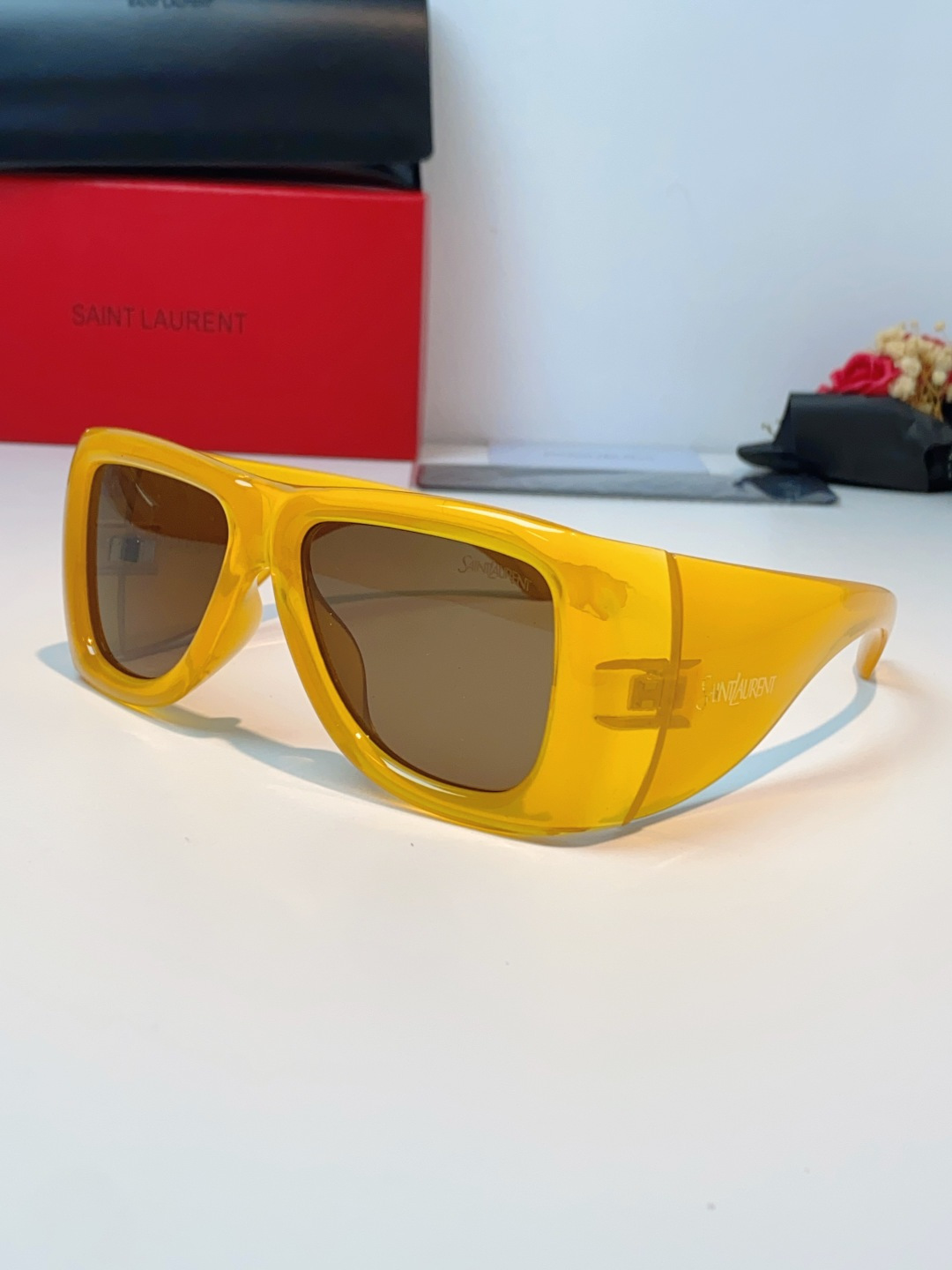 Saint Laurent YSL圣罗兰 谁懂啊！这副YSL风墨镜直接把复古街头感焊在脸上了😭宽边包裹的