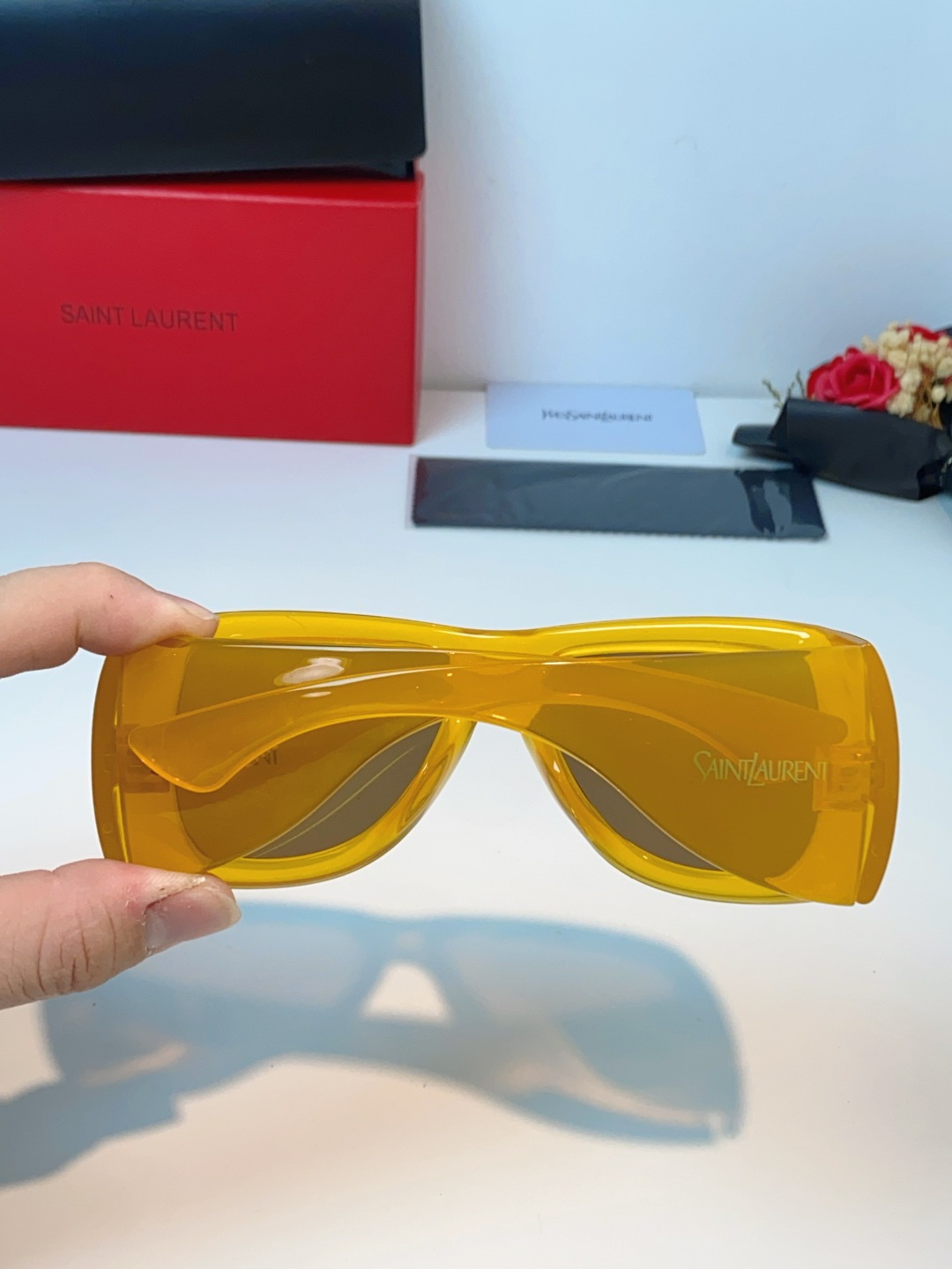 Saint Laurent YSL圣罗兰 谁懂啊！这副YSL风墨镜直接把复古街头感焊在脸上了😭宽边包裹的