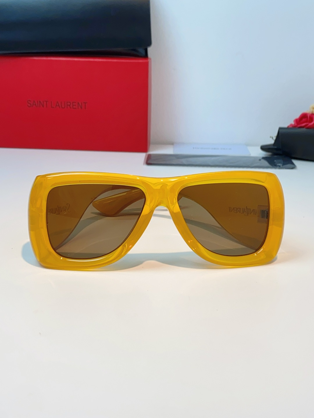 Saint Laurent YSL圣罗兰 谁懂啊！这副YSL风墨镜直接把复古街头感焊在脸上了😭宽边包裹的
