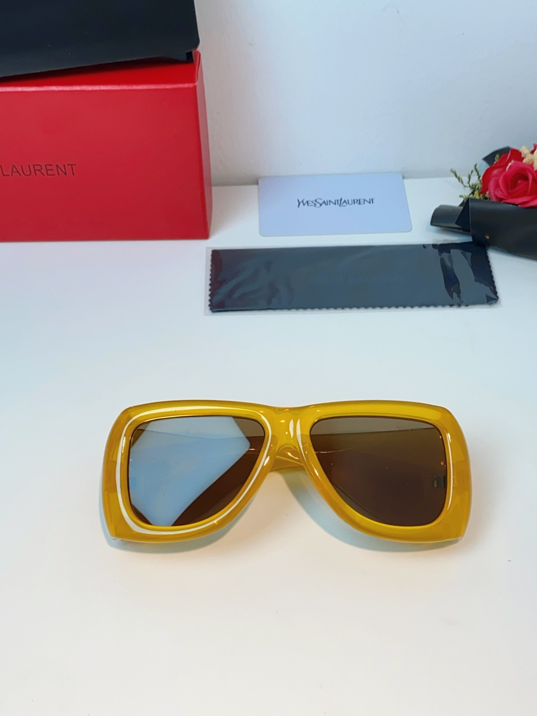 Saint Laurent YSL圣罗兰 谁懂啊！这副YSL风墨镜直接把复古街头感焊在脸上了😭宽边包裹的
