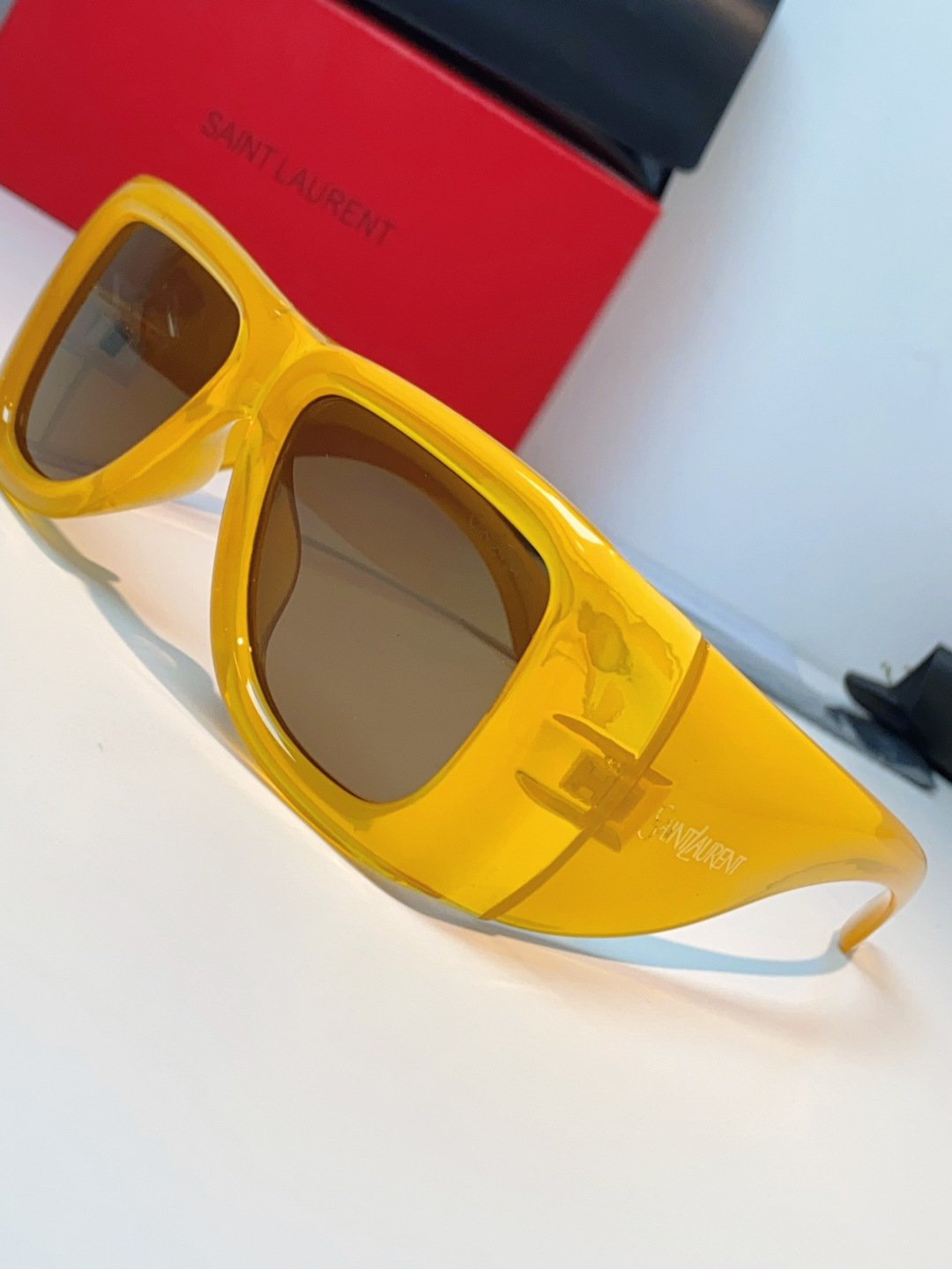 Saint Laurent YSL圣罗兰 谁懂啊！这副YSL风墨镜直接把复古街头感焊在脸上了😭宽边包裹的