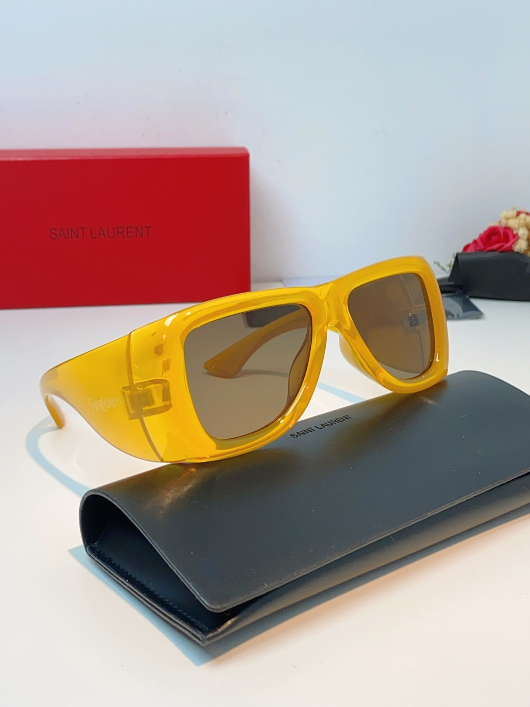 Saint Laurent YSL圣罗兰 谁懂啊！这副YSL风墨镜直接把复古街头感焊在脸上了😭宽边包裹的