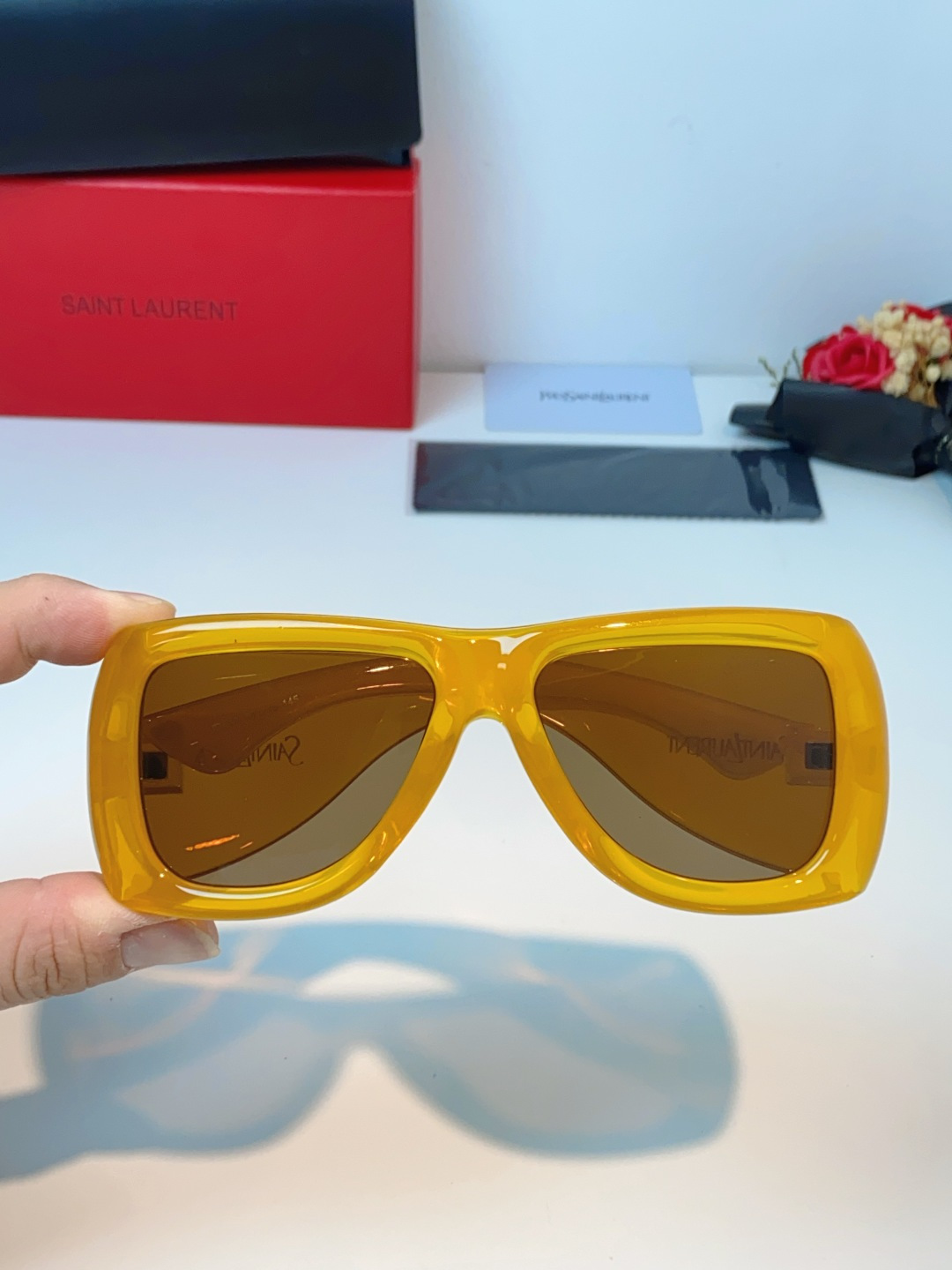 Saint Laurent YSL圣罗兰 谁懂啊！这副YSL风墨镜直接把复古街头感焊在脸上了😭宽边包裹的