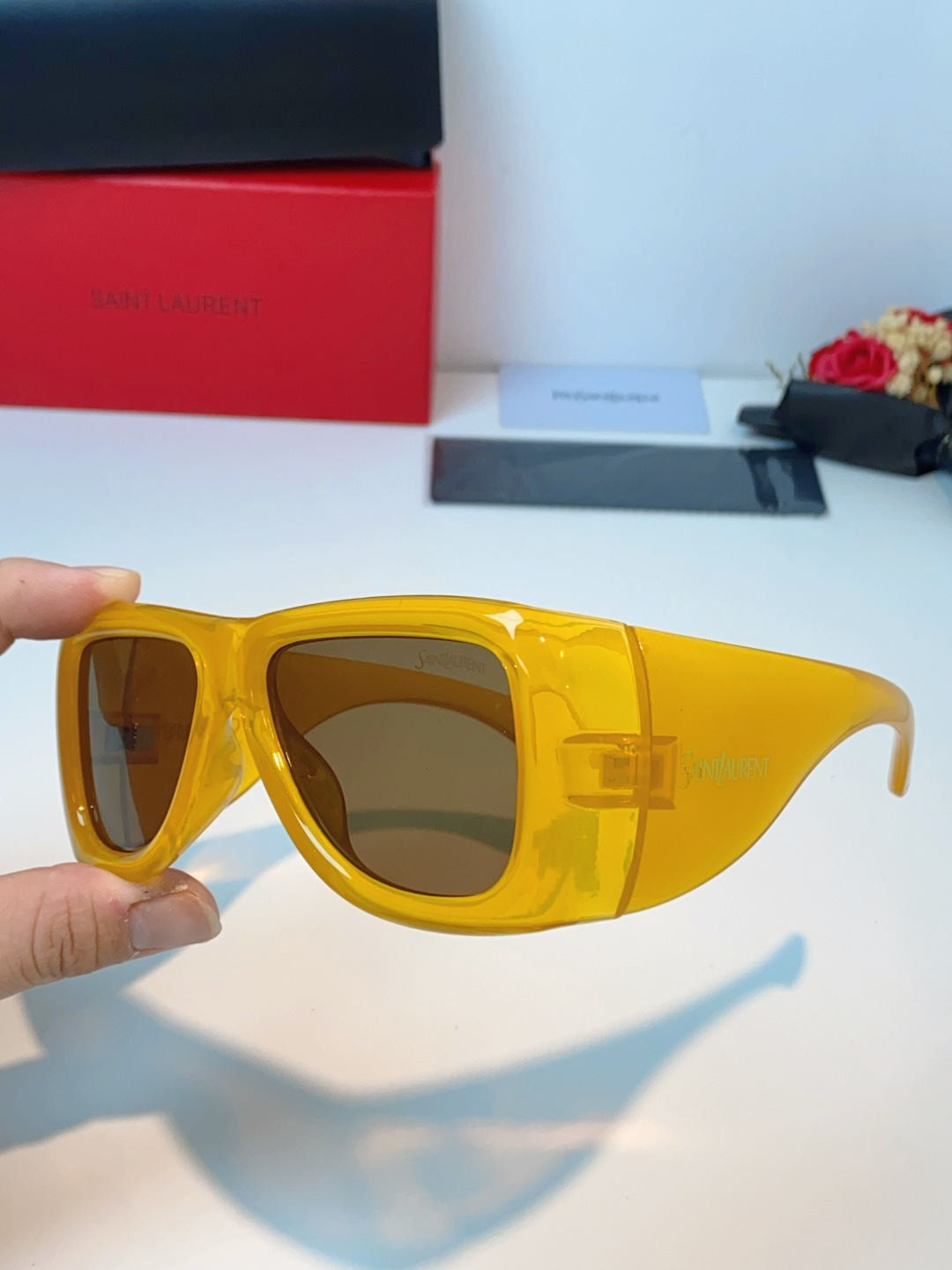 Saint Laurent YSL圣罗兰 谁懂啊！这副YSL风墨镜直接把复古街头感焊在脸上了😭宽边包裹的