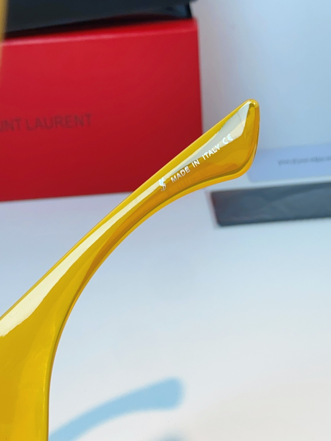 Saint Laurent YSL圣罗兰 谁懂啊！这副YSL风墨镜直接把复古街头感焊在脸上了😭宽边包裹的