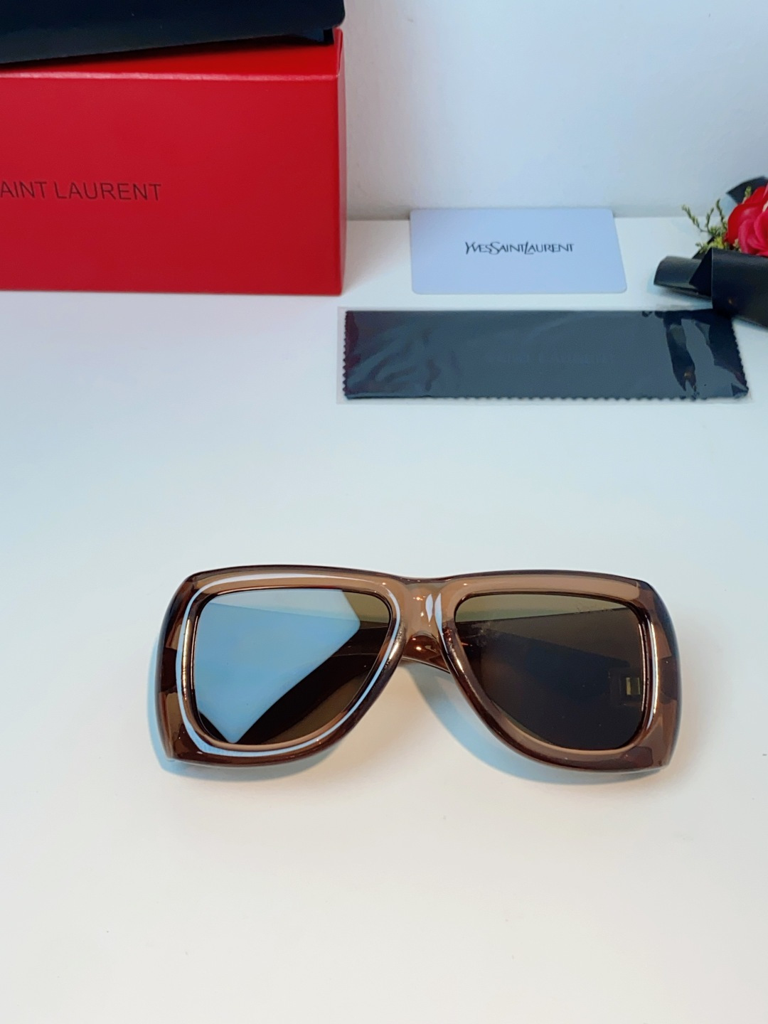 Saint Laurent YSL圣罗兰 谁懂啊！这副YSL风墨镜直接把复古街头感焊在脸上了😭宽边包裹的