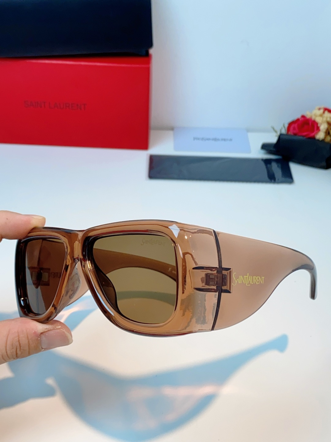 Saint Laurent YSL圣罗兰 谁懂啊！这副YSL风墨镜直接把复古街头感焊在脸上了😭宽边包裹的