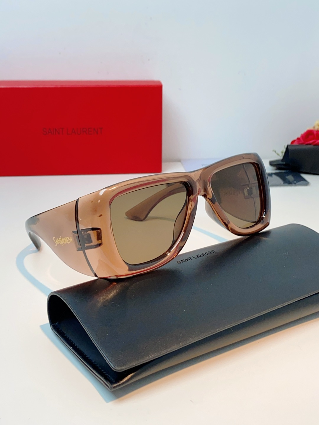 Saint Laurent YSL圣罗兰 谁懂啊！这副YSL风墨镜直接把复古街头感焊在脸上了😭宽边包裹的