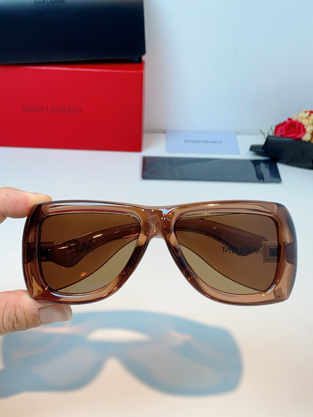 Saint Laurent YSL圣罗兰 谁懂啊！这副YSL风墨镜直接把复古街头感焊在脸上了😭宽边包裹的