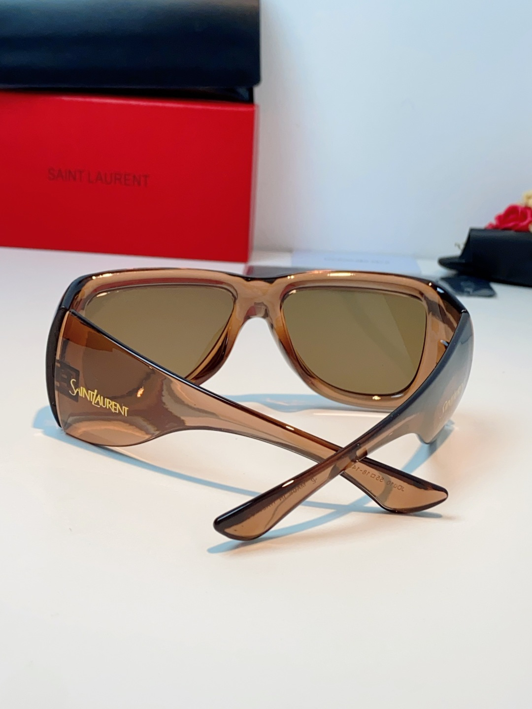 Saint Laurent YSL圣罗兰 谁懂啊！这副YSL风墨镜直接把复古街头感焊在脸上了😭宽边包裹的