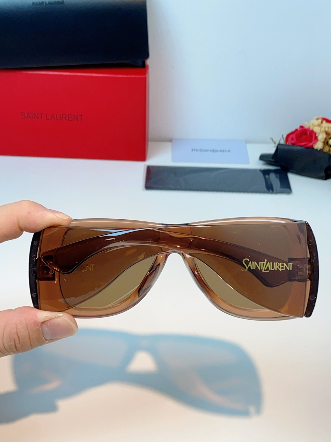 Saint Laurent YSL圣罗兰 谁懂啊！这副YSL风墨镜直接把复古街头感焊在脸上了😭宽边包裹的