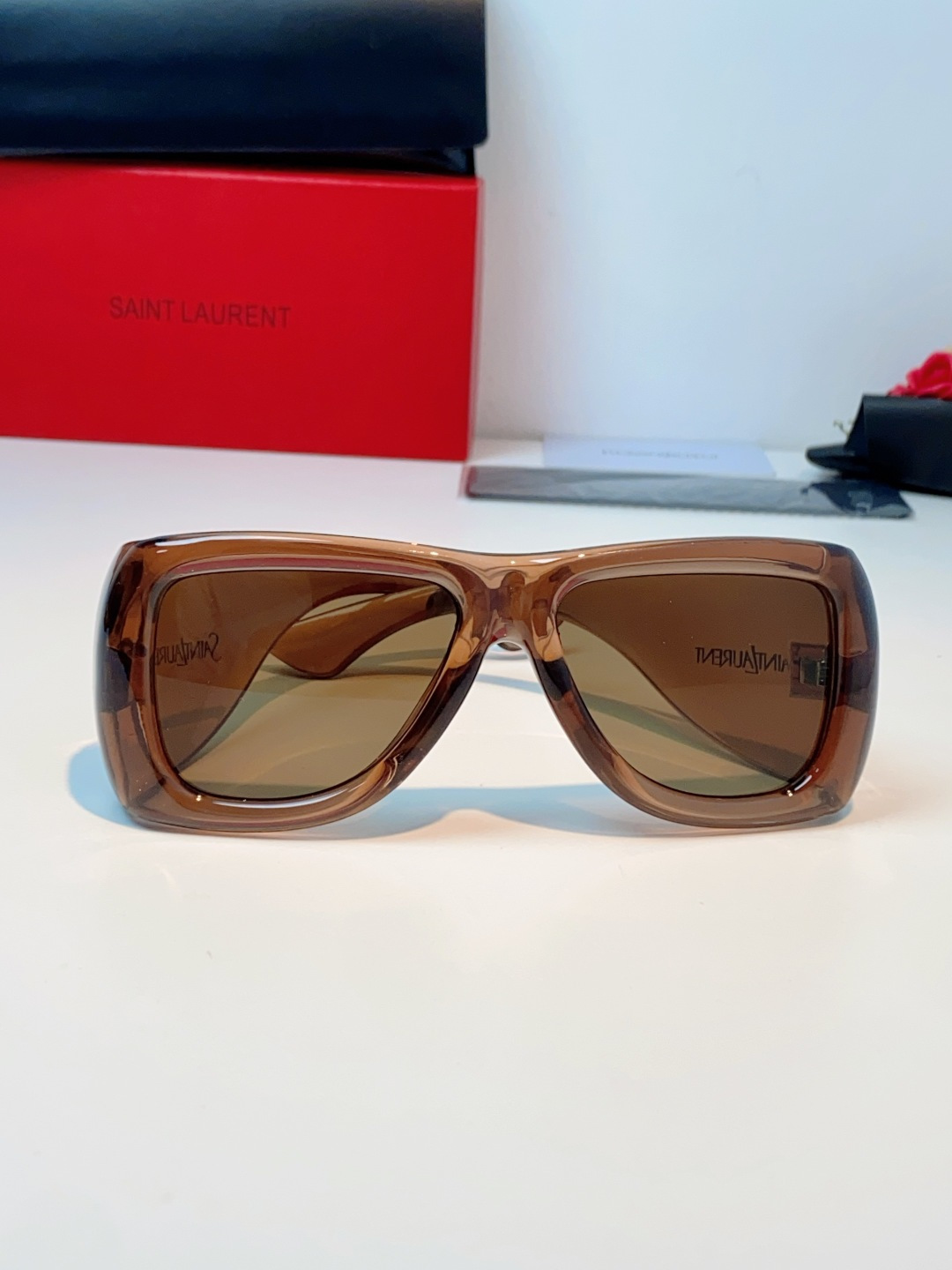 Saint Laurent YSL圣罗兰 谁懂啊！这副YSL风墨镜直接把复古街头感焊在脸上了😭宽边包裹的