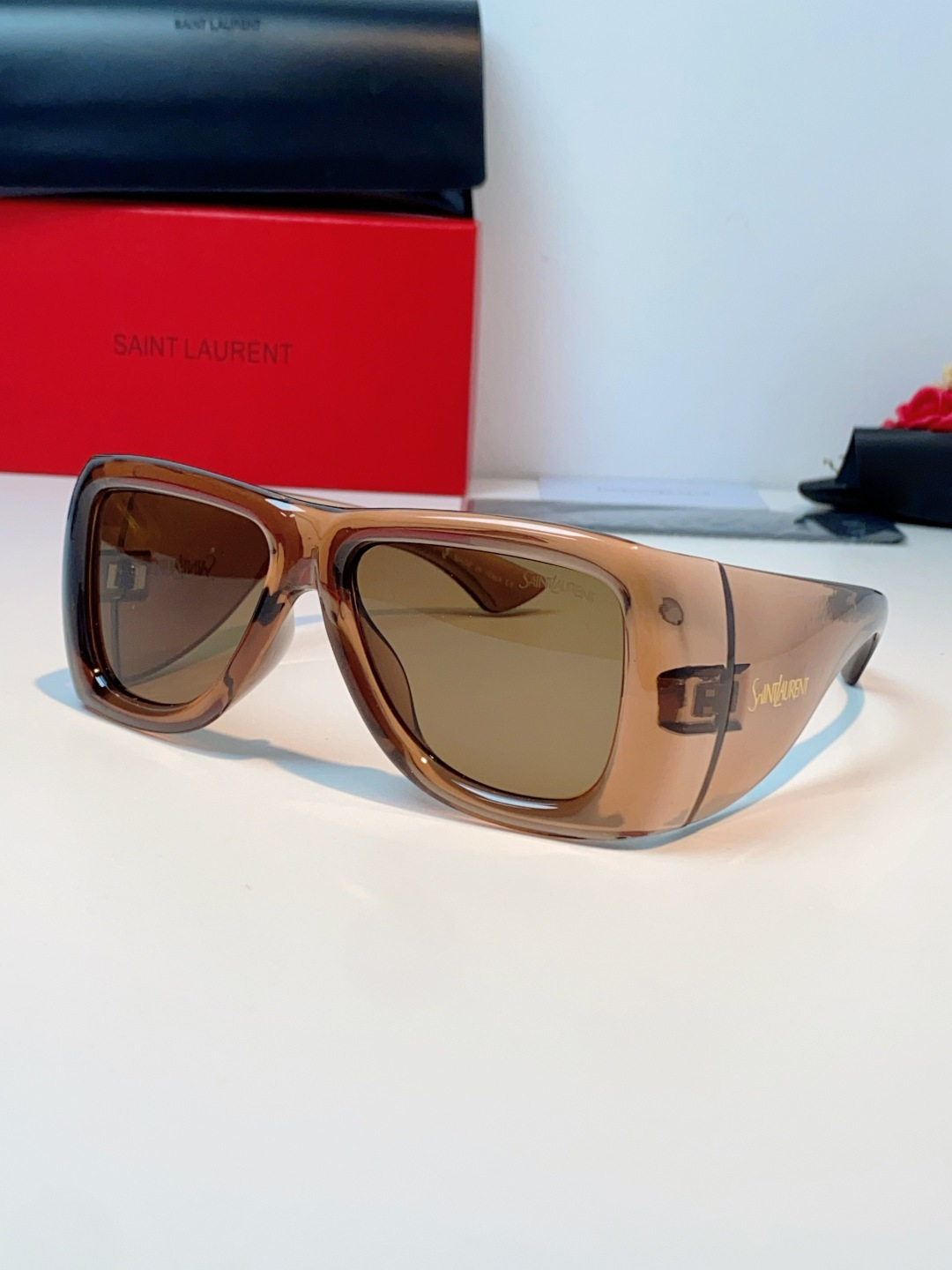 Saint Laurent YSL圣罗兰 谁懂啊！这副YSL风墨镜直接把复古街头感焊在脸上了😭宽边包裹的