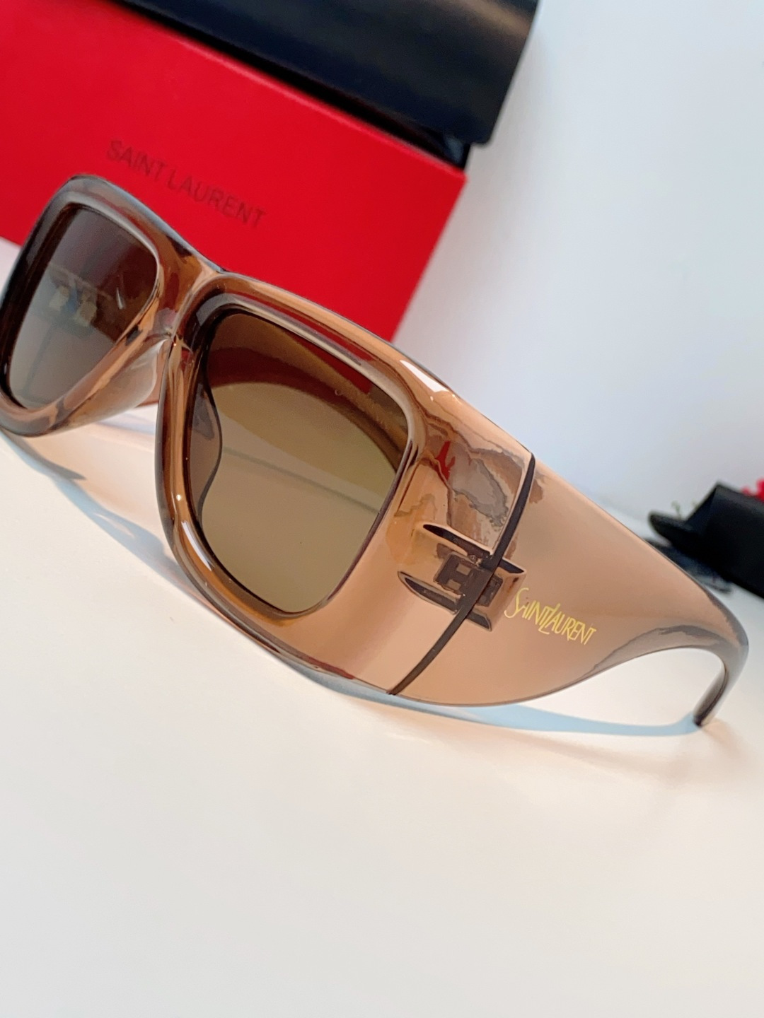 Saint Laurent YSL圣罗兰 谁懂啊！这副YSL风墨镜直接把复古街头感焊在脸上了😭宽边包裹的