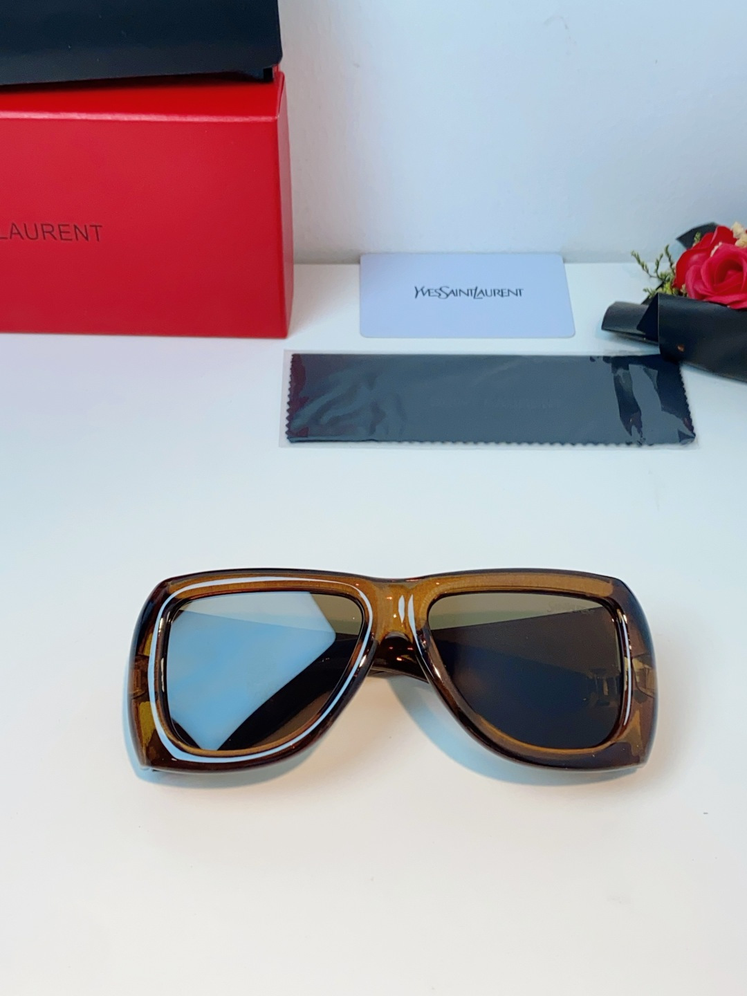 Saint Laurent YSL圣罗兰 谁懂啊！这副YSL风墨镜直接把复古街头感焊在脸上了😭宽边包裹的
