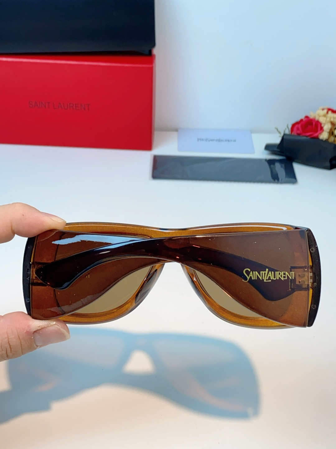 Saint Laurent YSL圣罗兰 谁懂啊！这副YSL风墨镜直接把复古街头感焊在脸上了😭宽边包裹的