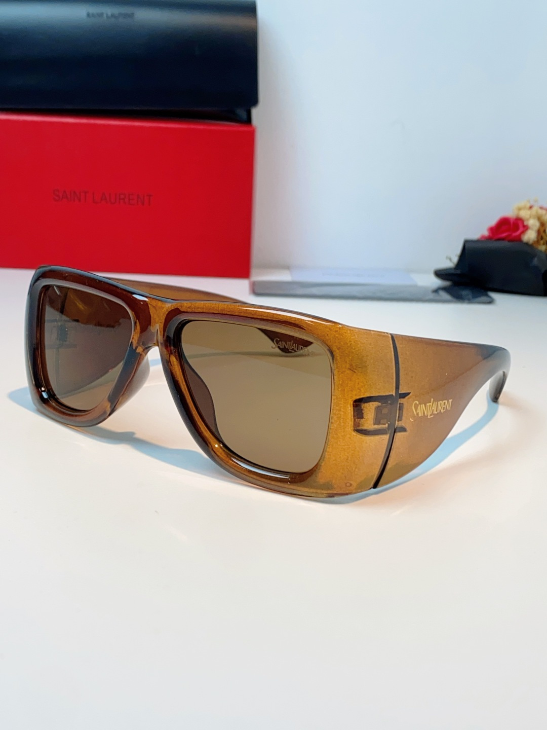 Saint Laurent YSL圣罗兰 谁懂啊！这副YSL风墨镜直接把复古街头感焊在脸上了😭宽边包裹的
