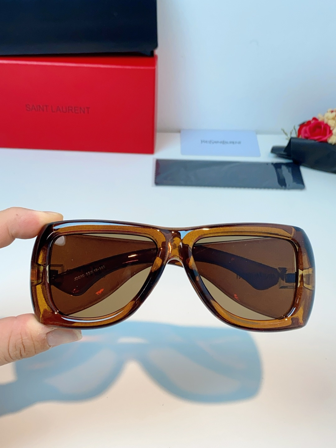Saint Laurent YSL圣罗兰 谁懂啊！这副YSL风墨镜直接把复古街头感焊在脸上了😭宽边包裹的