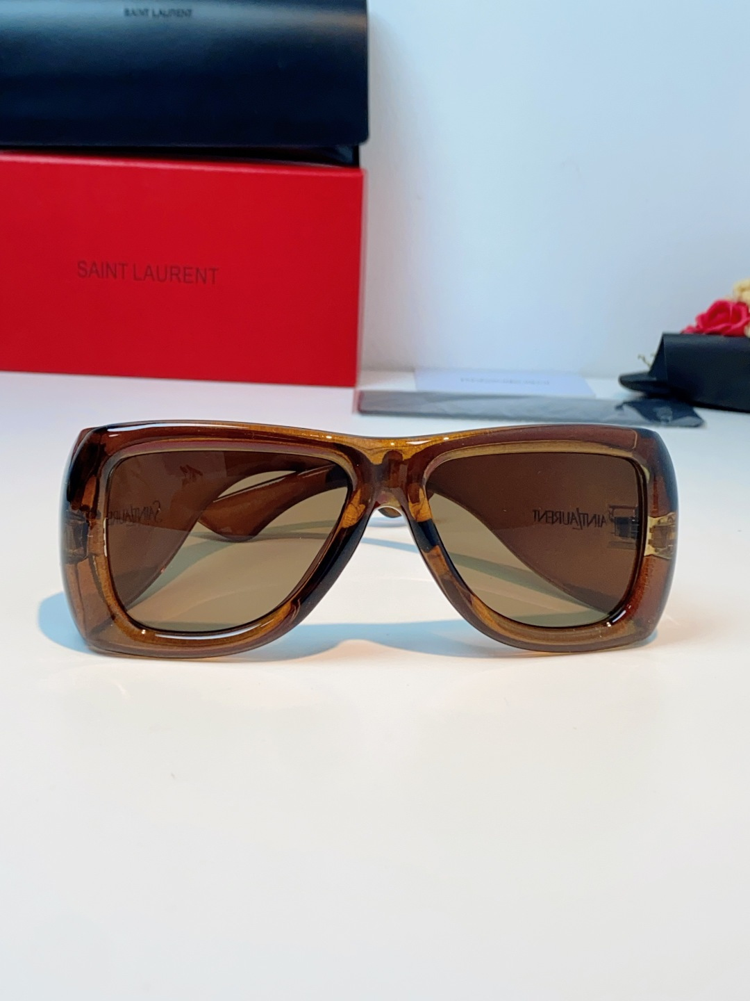 Saint Laurent YSL圣罗兰 谁懂啊！这副YSL风墨镜直接把复古街头感焊在脸上了😭宽边包裹的
