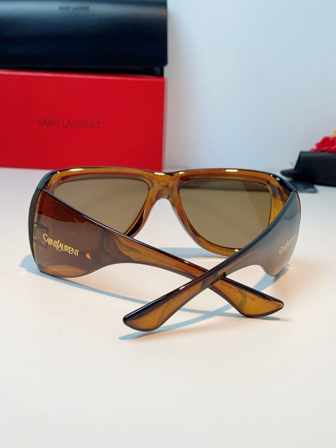 Saint Laurent YSL圣罗兰 谁懂啊！这副YSL风墨镜直接把复古街头感焊在脸上了😭宽边包裹的