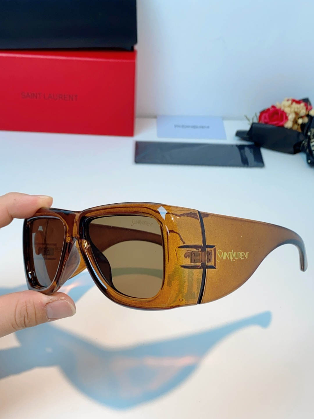 Saint Laurent YSL圣罗兰 谁懂啊！这副YSL风墨镜直接把复古街头感焊在脸上了😭宽边包裹的