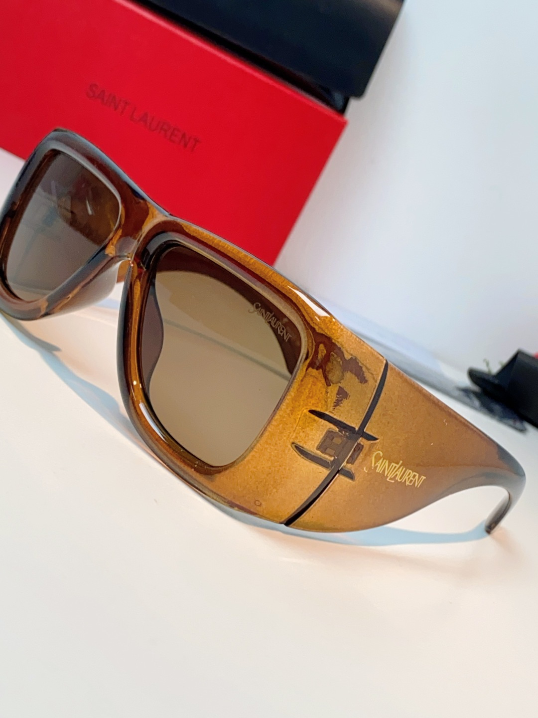 Saint Laurent YSL圣罗兰 谁懂啊！这副YSL风墨镜直接把复古街头感焊在脸上了😭宽边包裹的