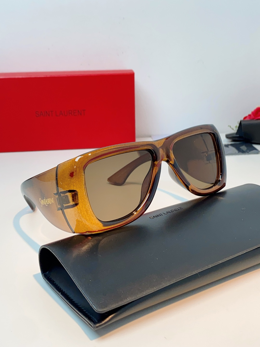 Saint Laurent YSL圣罗兰 谁懂啊！这副YSL风墨镜直接把复古街头感焊在脸上了😭宽边包裹的