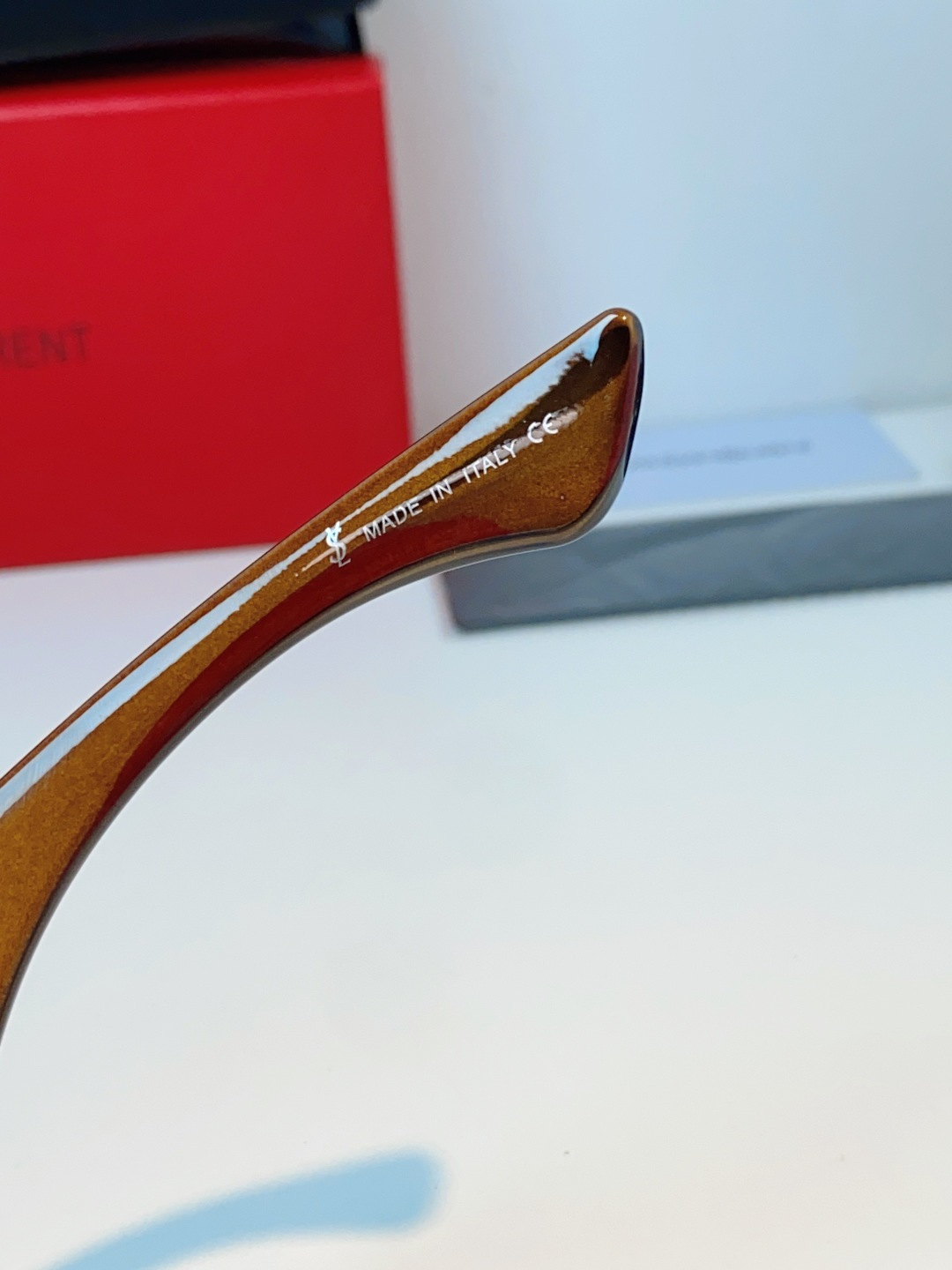Saint Laurent YSL圣罗兰 谁懂啊！这副YSL风墨镜直接把复古街头感焊在脸上了😭宽边包裹的
