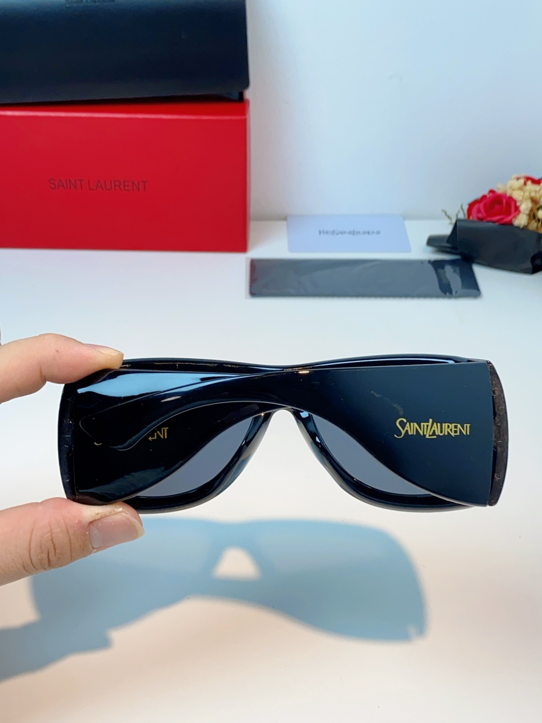 Saint Laurent YSL圣罗兰 谁懂啊！这副YSL风墨镜直接把复古街头感焊在脸上了😭宽边包裹的