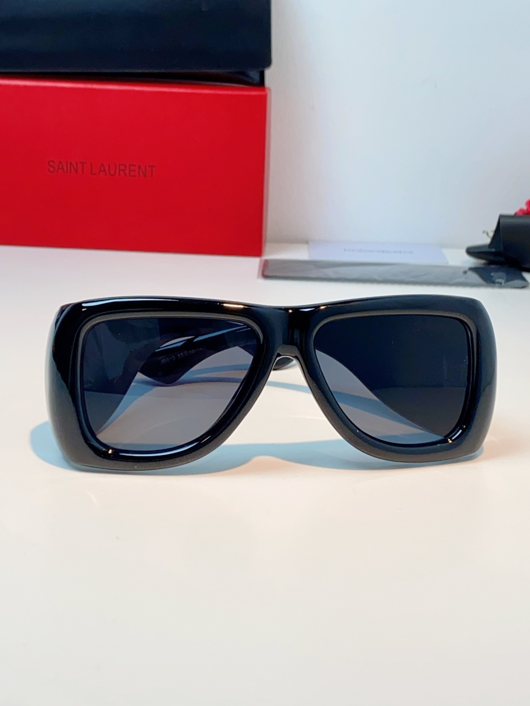 Saint Laurent YSL圣罗兰 谁懂啊！这副YSL风墨镜直接把复古街头感焊在脸上了😭宽边包裹的
