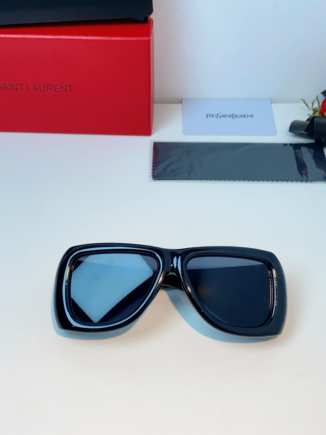 Saint Laurent YSL圣罗兰 谁懂啊！这副YSL风墨镜直接把复古街头感焊在脸上了😭宽边包裹的