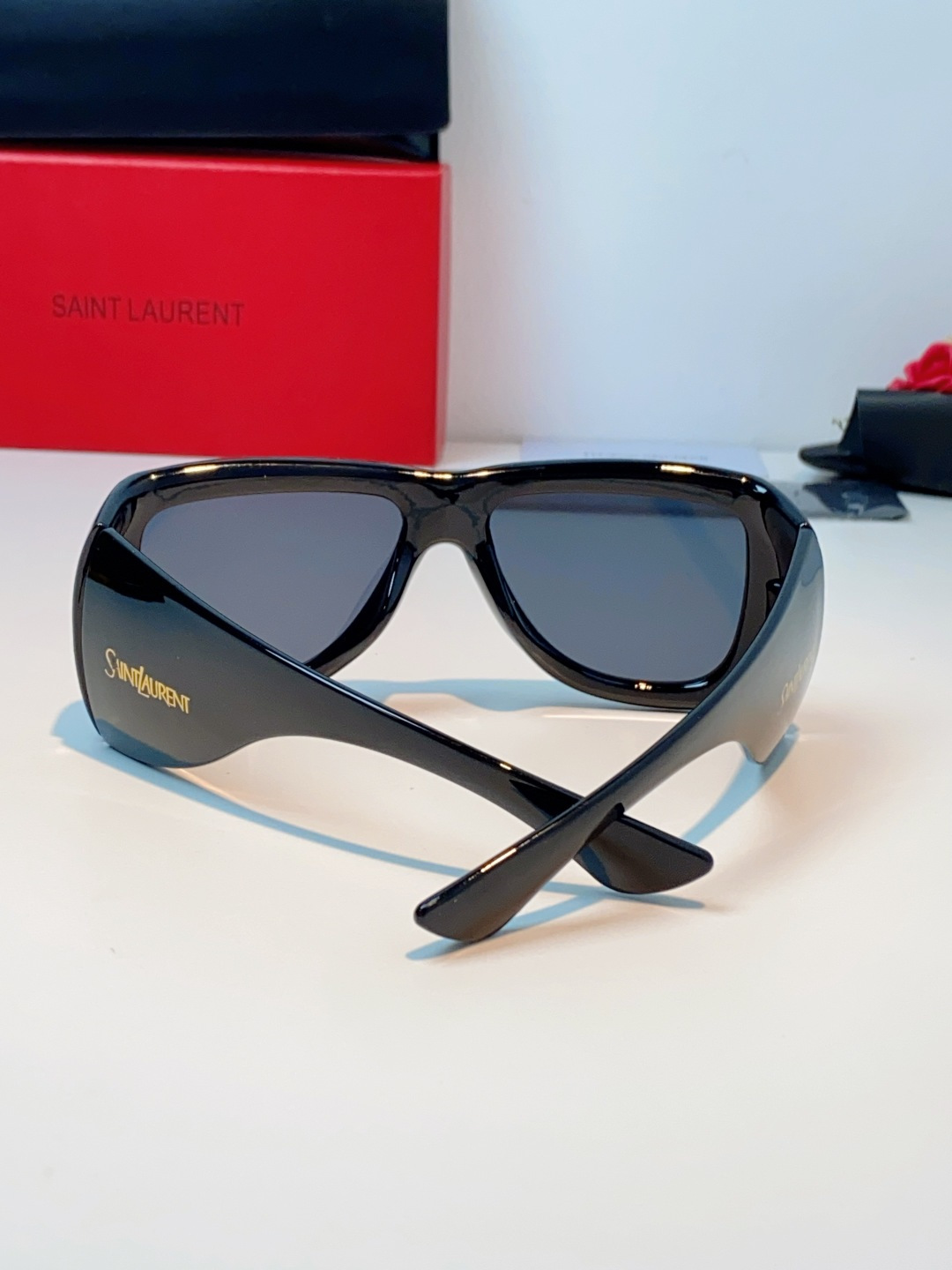 Saint Laurent YSL圣罗兰 谁懂啊！这副YSL风墨镜直接把复古街头感焊在脸上了😭宽边包裹的