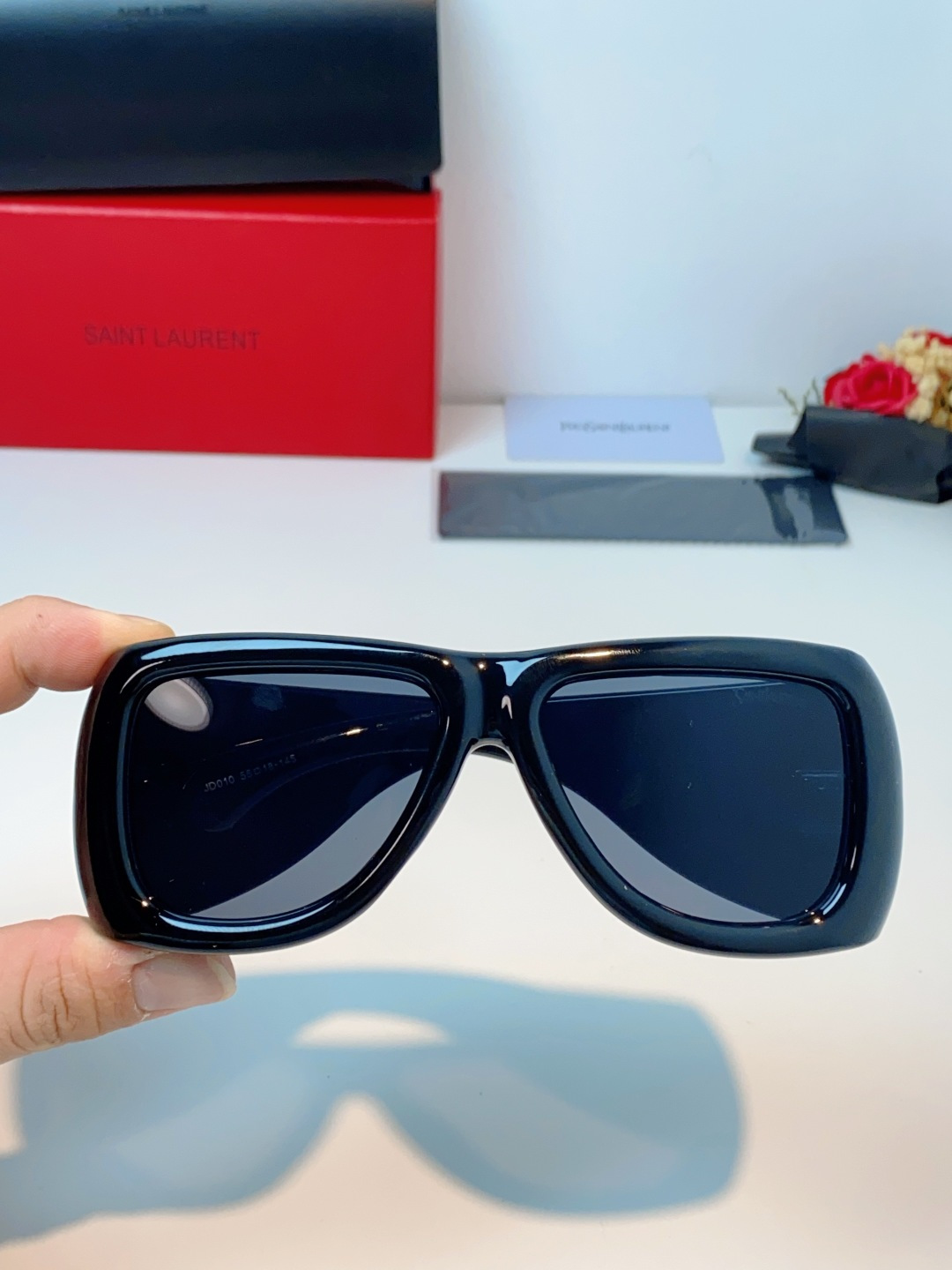 Saint Laurent YSL圣罗兰 谁懂啊！这副YSL风墨镜直接把复古街头感焊在脸上了😭宽边包裹的