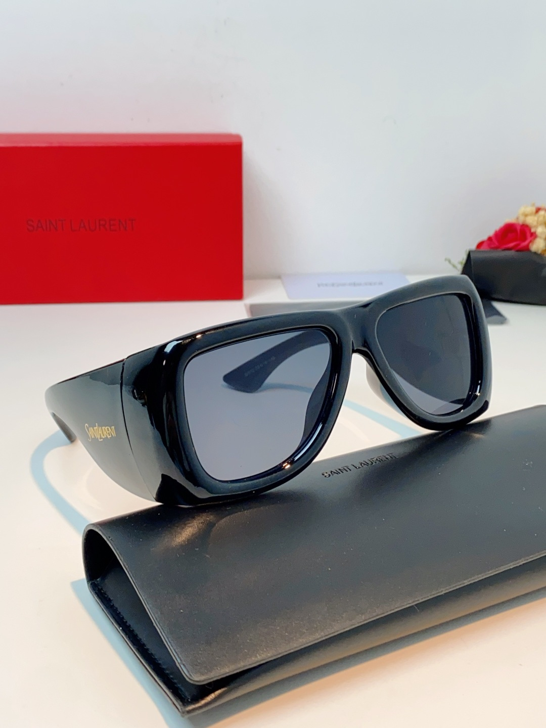Saint Laurent YSL圣罗兰 谁懂啊！这副YSL风墨镜直接把复古街头感焊在脸上了😭宽边包裹的